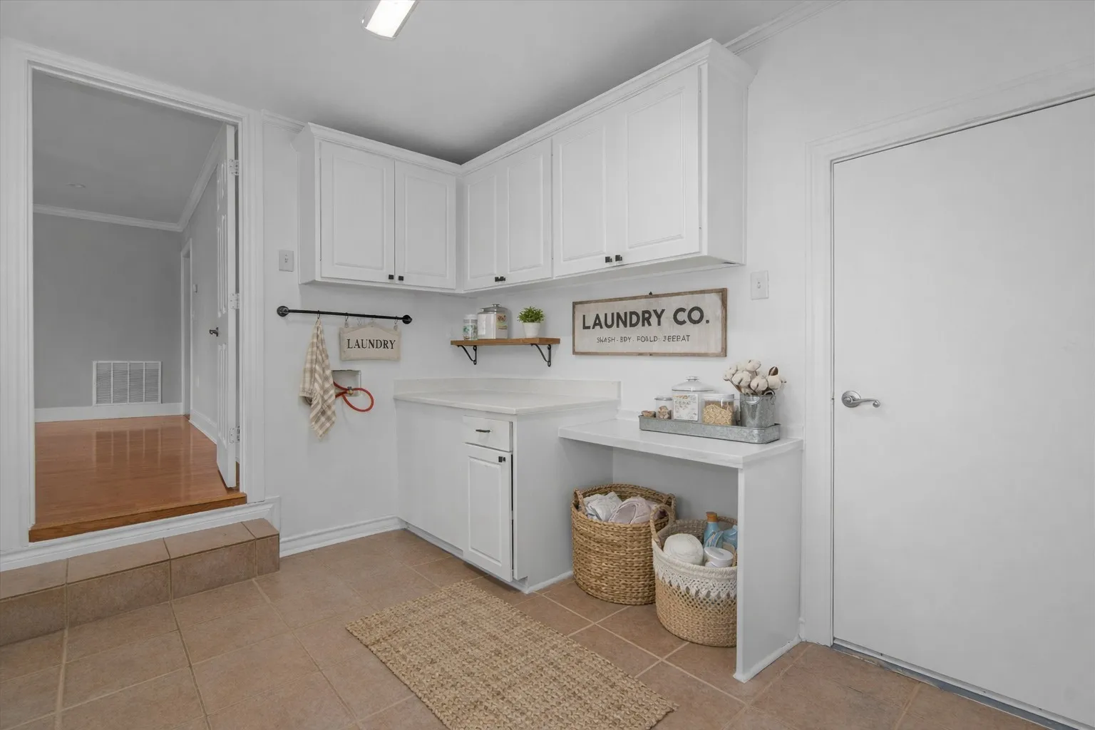 Single Family Residence For Sale in Smith County , 627 W 2nd Street, Tyler, Texas 75701, 4 Bedrooms, 3 Bathrooms, 1 Garage spaces, 2,868 Sqft, built in 1950, Price $345,000, mls#21184502, Real Estate Agent in Tyler, Homes For Sale in Smith county, Homes For Sale in Tyler, Realtor in Tyler Texas, Real Estate Brokerage Independent Realty Texas, Luminita Cordes Realtor