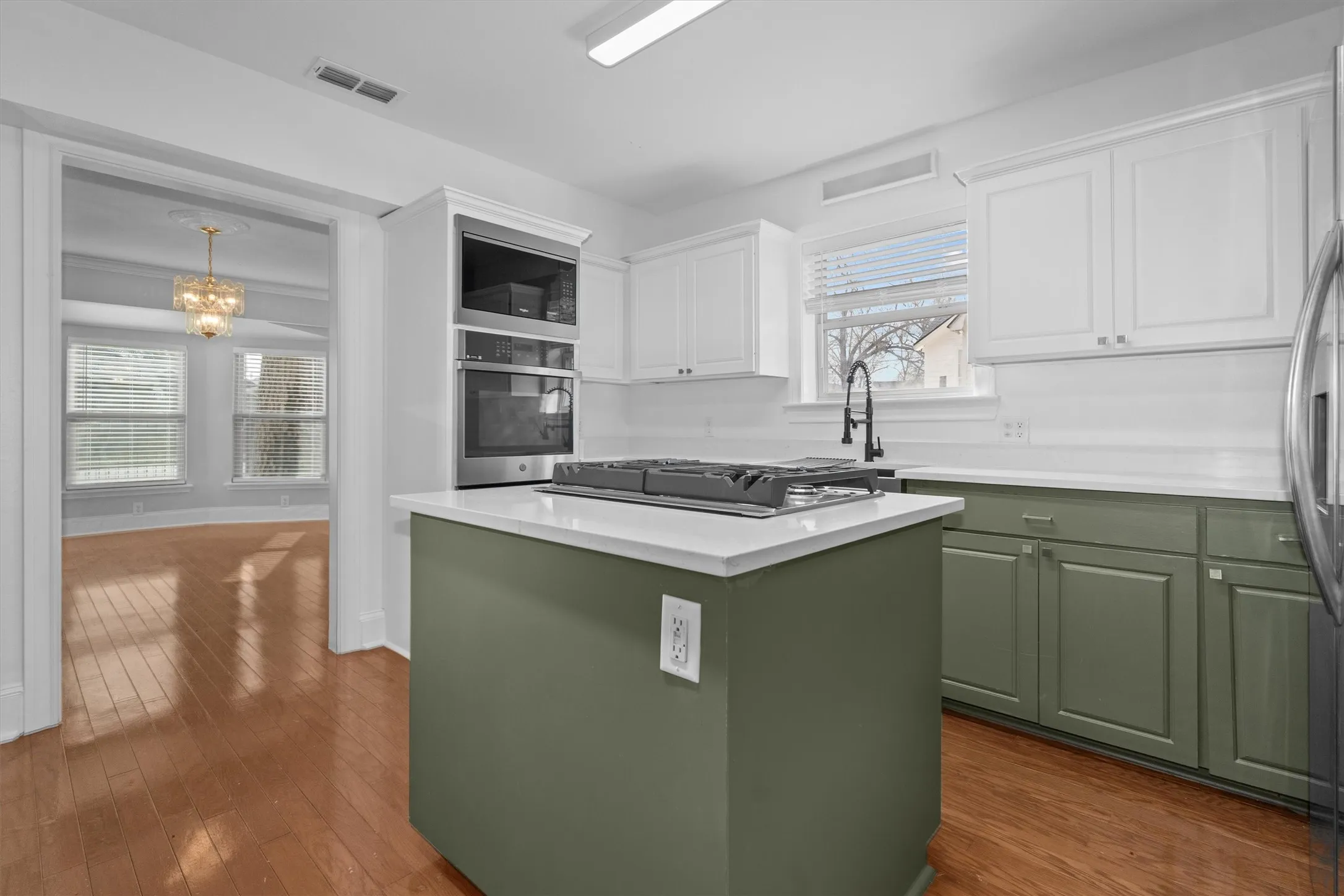 Single Family Residence For Sale in Smith County , 627 W 2nd Street, Tyler, Texas 75701, 4 Bedrooms, 3 Bathrooms, 1 Garage spaces, 2,868 Sqft, built in 1950, Price $345,000, mls#21184502, Real Estate Agent in Tyler, Homes For Sale in Smith county, Homes For Sale in Tyler, Realtor in Tyler Texas, Real Estate Brokerage Independent Realty Texas, Luminita Cordes Realtor