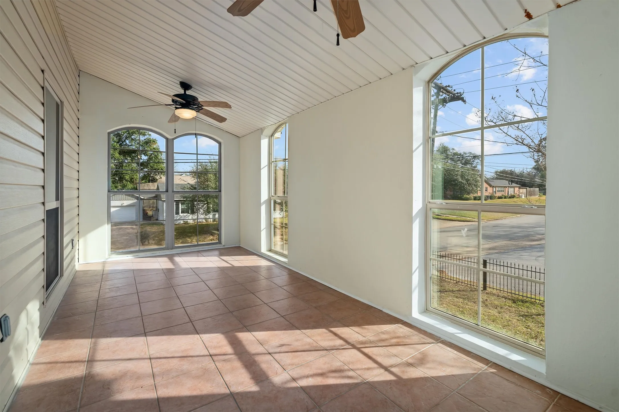 Single Family Residence For Sale in Smith County , 627 W 2nd Street, Tyler, Texas 75701, 4 Bedrooms, 3 Bathrooms, 1 Garage spaces, 2,868 Sqft, built in 1950, Price $345,000, mls#21184502, Real Estate Agent in Tyler, Homes For Sale in Smith county, Homes For Sale in Tyler, Realtor in Tyler Texas, Real Estate Brokerage Independent Realty Texas, Luminita Cordes Realtor