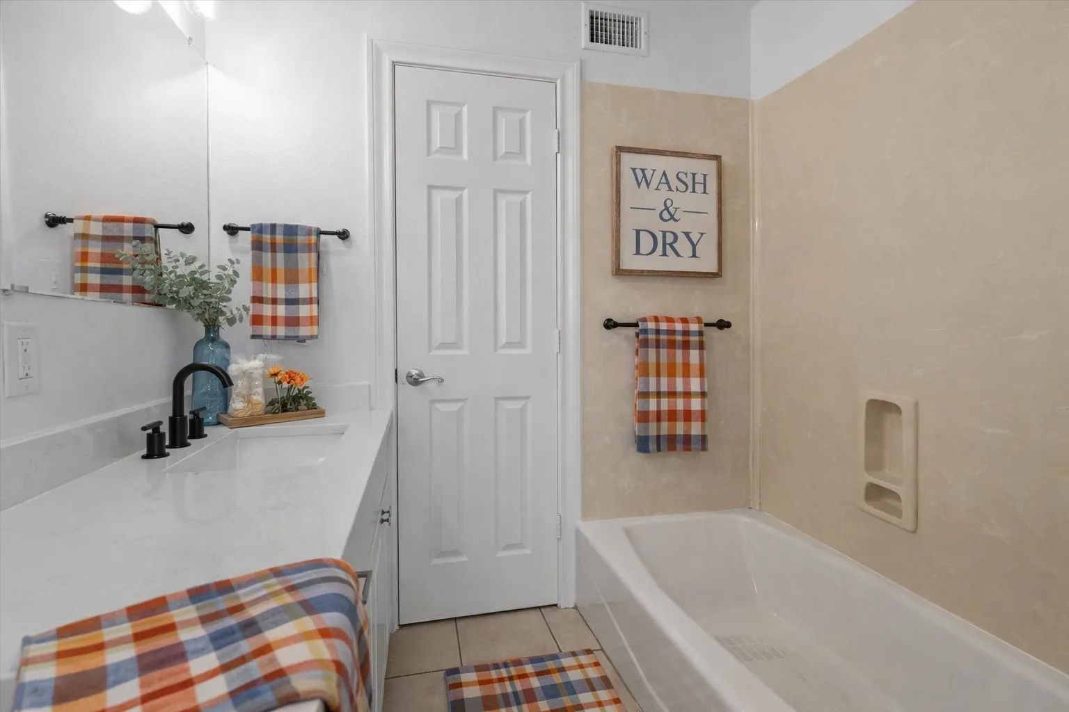 Single Family Residence For Sale in Smith County , 627 W 2nd Street, Tyler, Texas 75701, 4 Bedrooms, 3 Bathrooms, 1 Garage spaces, 2,868 Sqft, built in 1950, Price $345,000, mls#21184502, Real Estate Agent in Tyler, Homes For Sale in Smith county, Homes For Sale in Tyler, Realtor in Tyler Texas, Real Estate Brokerage Independent Realty Texas, Luminita Cordes Realtor