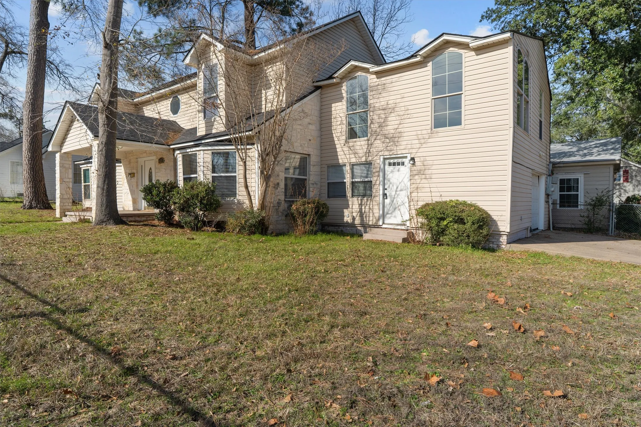 Single Family Residence For Sale in Smith County , 627 W 2nd Street, Tyler, Texas 75701, 4 Bedrooms, 3 Bathrooms, 1 Garage spaces, 2,868 Sqft, built in 1950, Price $345,000, mls#21184502, Real Estate Agent in Tyler, Homes For Sale in Smith county, Homes For Sale in Tyler, Realtor in Tyler Texas, Real Estate Brokerage Independent Realty Texas, Luminita Cordes Realtor
