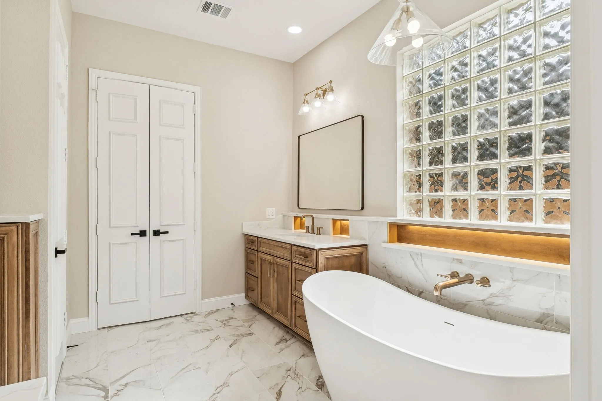Single Family Residence For Sale in Denton County , 1713 Briaroaks Drive, Flower Mound, Texas 75028, 5 Bedroom, 5 Bathroom, 3 Garage spaces, 4,402 Sqft, built in 1998, Preowned, mls#21176483, Real Estate Agent in Flower Mound, Homes For Sale in Denton county, Homes For Sale in Flower Mound, Realtor in Flower Mound Texas, Real Estate Brokerage Independent Realty Texas, Luminita Cordes Realtor