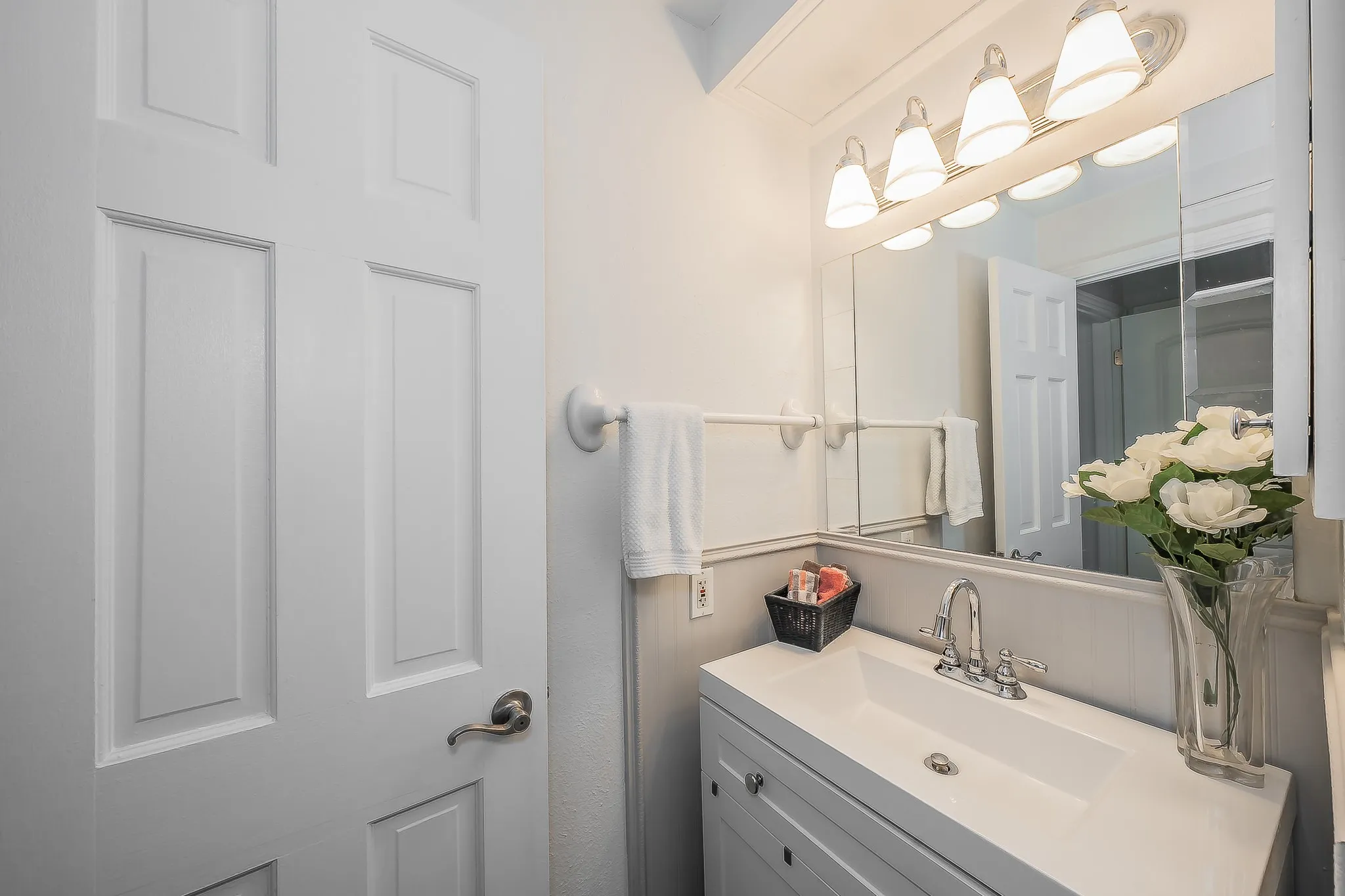 Condominium For Sale in Tarrant County , 4415 Bellaire Drive S 203S, Fort Worth, Texas 76109, 1 Bedroom, 1 Bathroom, Garage spaces, 912 Sqft, built in 1972, Preowned, mls#21184532, Real Estate Agent in Fort Worth, Homes For Sale in Tarrant county, Homes For Sale in Fort Worth, Realtor in Fort Worth Texas, Real Estate Brokerage Independent Realty Texas, Luminita Cordes Realtor