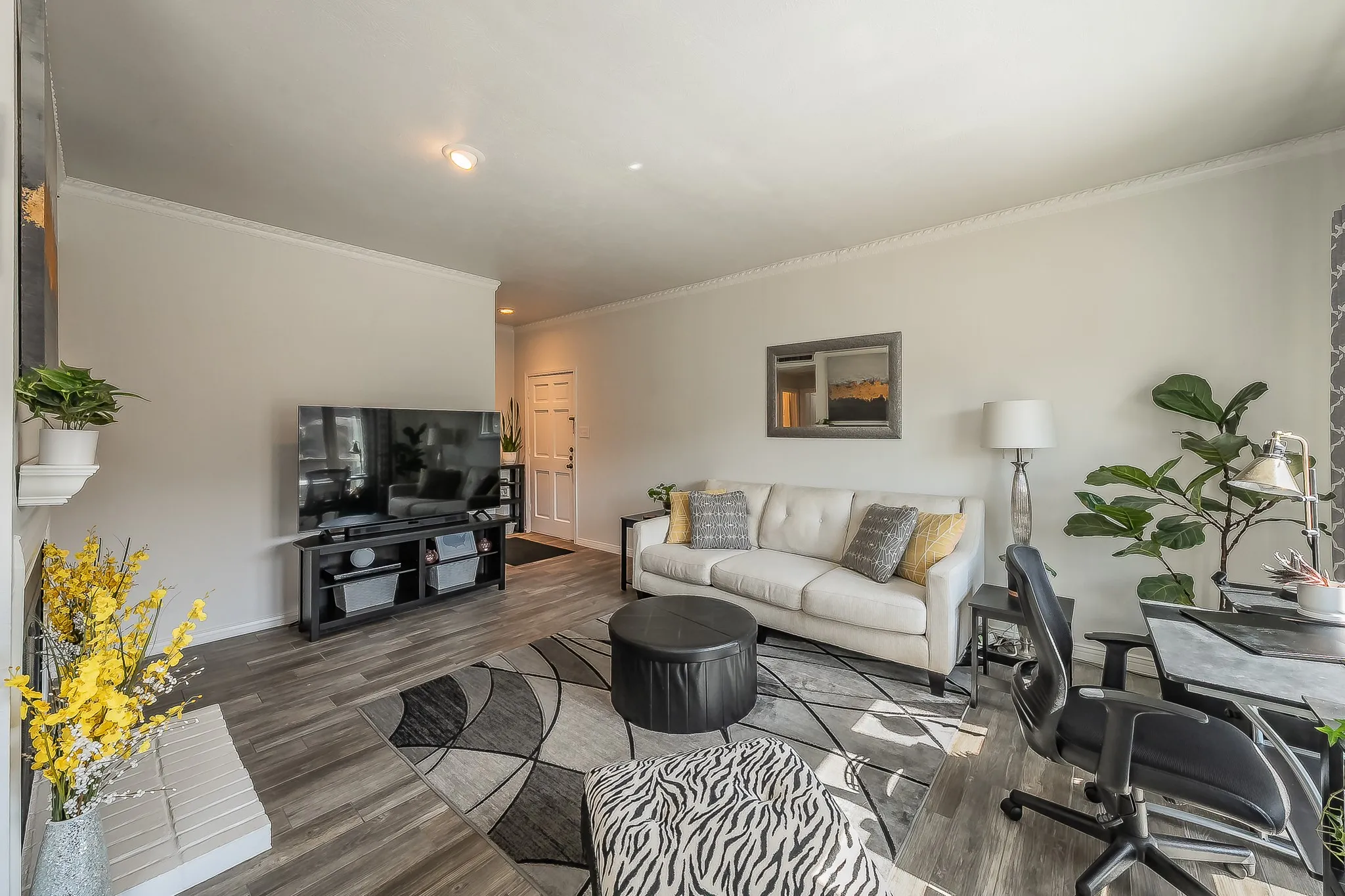 Condominium For Sale in Tarrant County , 4415 Bellaire Drive S 203S, Fort Worth, Texas 76109, 1 Bedroom, 1 Bathroom, Garage spaces, 912 Sqft, built in 1972, Preowned, mls#21184532, Real Estate Agent in Fort Worth, Homes For Sale in Tarrant county, Homes For Sale in Fort Worth, Realtor in Fort Worth Texas, Real Estate Brokerage Independent Realty Texas, Luminita Cordes Realtor
