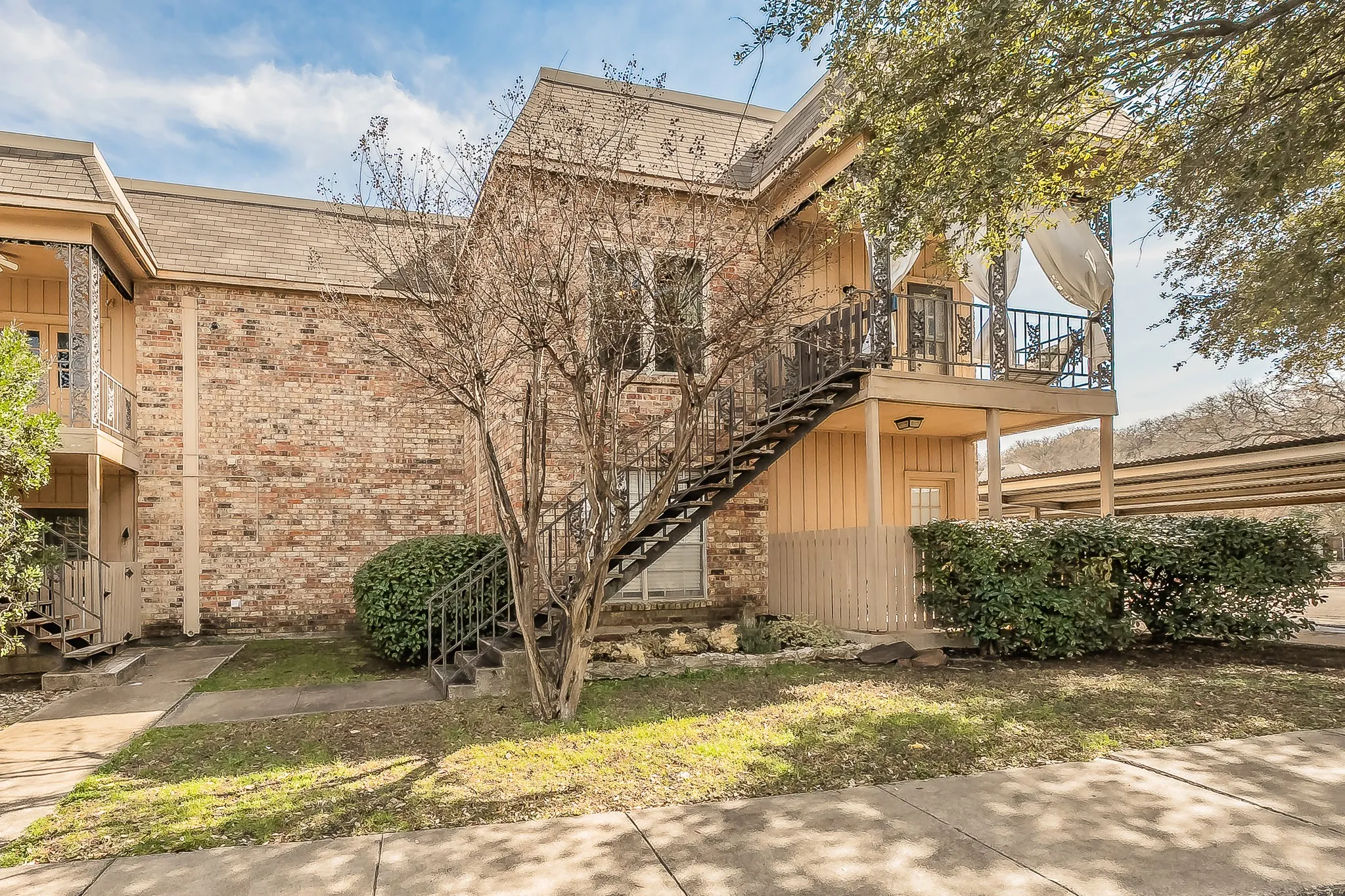 Condominium For Sale in Tarrant County , 4415 Bellaire Drive S 203S, Fort Worth, Texas 76109, 1 Bedroom, 1 Bathroom, Garage spaces, 912 Sqft, built in 1972, Preowned, mls#21184532, Real Estate Agent in Fort Worth, Homes For Sale in Tarrant county, Homes For Sale in Fort Worth, Realtor in Fort Worth Texas, Real Estate Brokerage Independent Realty Texas, Luminita Cordes Realtor