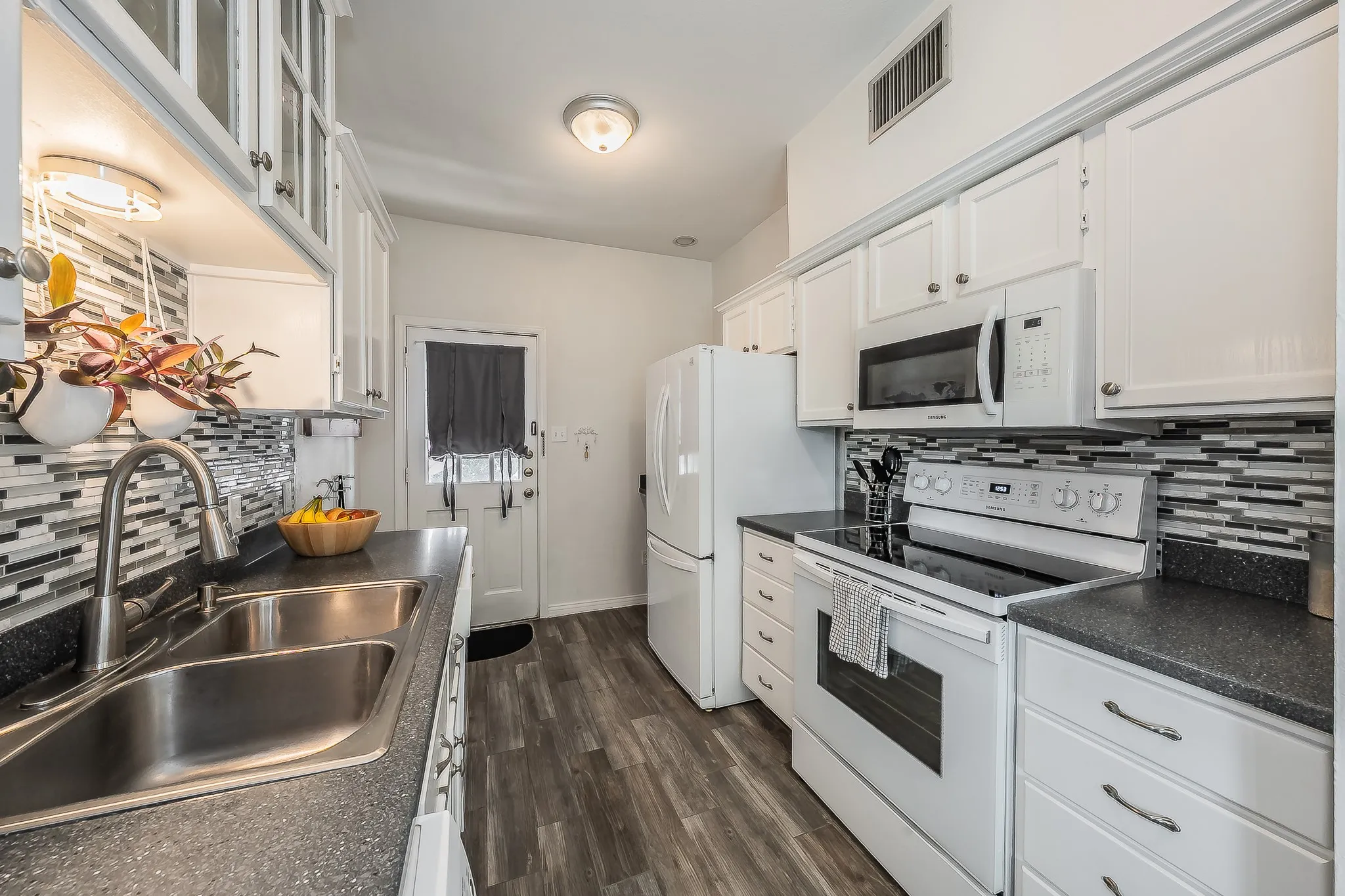 Condominium For Sale in Tarrant County , 4415 Bellaire Drive S 203S, Fort Worth, Texas 76109, 1 Bedroom, 1 Bathroom, Garage spaces, 912 Sqft, built in 1972, Preowned, mls#21184532, Real Estate Agent in Fort Worth, Homes For Sale in Tarrant county, Homes For Sale in Fort Worth, Realtor in Fort Worth Texas, Real Estate Brokerage Independent Realty Texas, Luminita Cordes Realtor