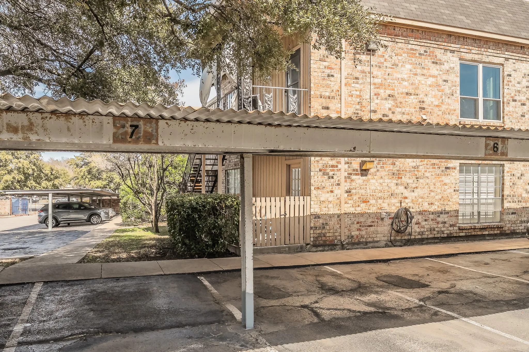 Condominium For Sale in Tarrant County , 4415 Bellaire Drive S 203S, Fort Worth, Texas 76109, 1 Bedroom, 1 Bathroom, Garage spaces, 912 Sqft, built in 1972, Preowned, mls#21184532, Real Estate Agent in Fort Worth, Homes For Sale in Tarrant county, Homes For Sale in Fort Worth, Realtor in Fort Worth Texas, Real Estate Brokerage Independent Realty Texas, Luminita Cordes Realtor