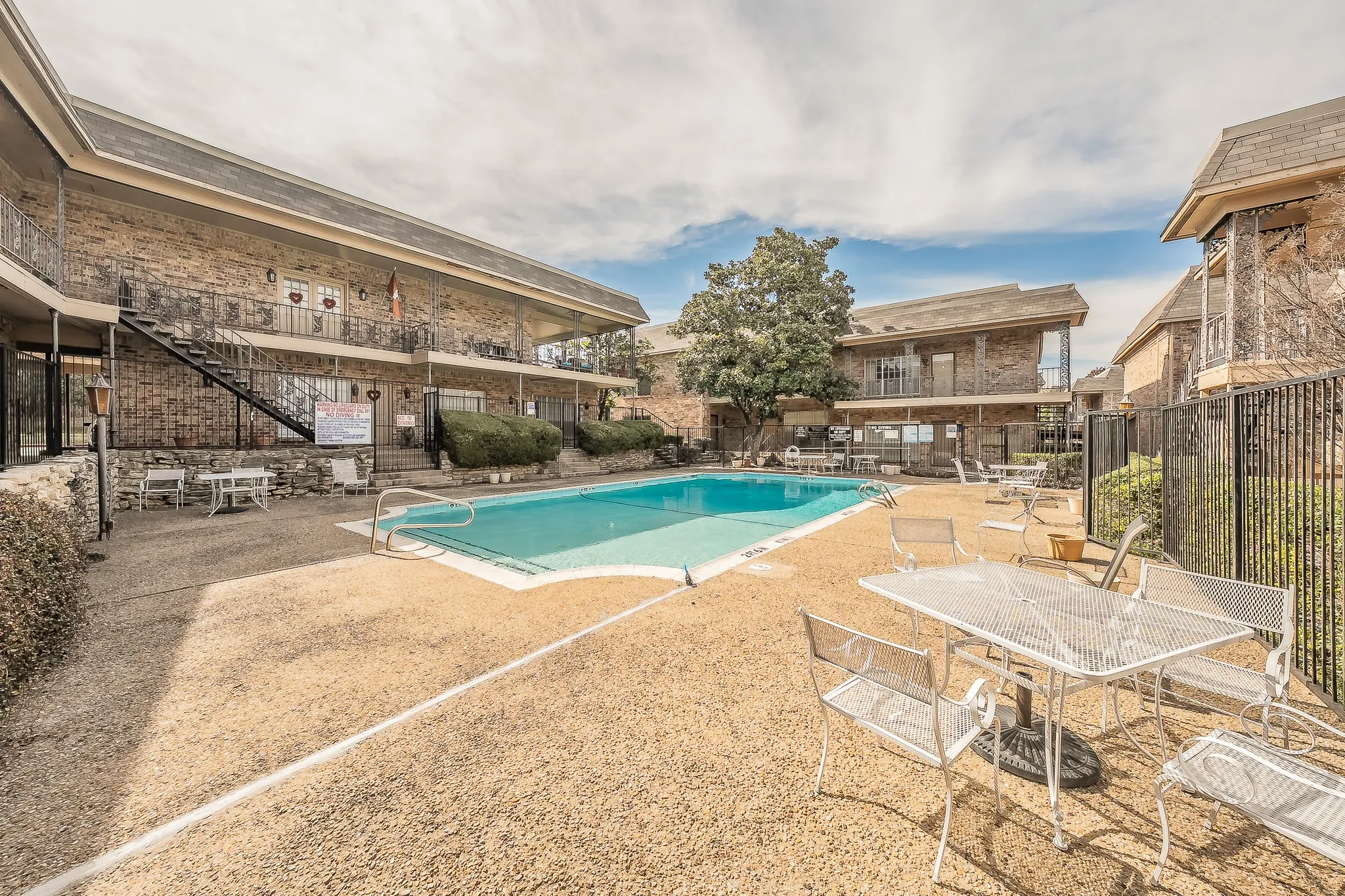 Condominium For Sale in Tarrant County , 4415 Bellaire Drive S 203S, Fort Worth, Texas 76109, 1 Bedroom, 1 Bathroom, Garage spaces, 912 Sqft, built in 1972, Preowned, mls#21184532, Real Estate Agent in Fort Worth, Homes For Sale in Tarrant county, Homes For Sale in Fort Worth, Realtor in Fort Worth Texas, Real Estate Brokerage Independent Realty Texas, Luminita Cordes Realtor