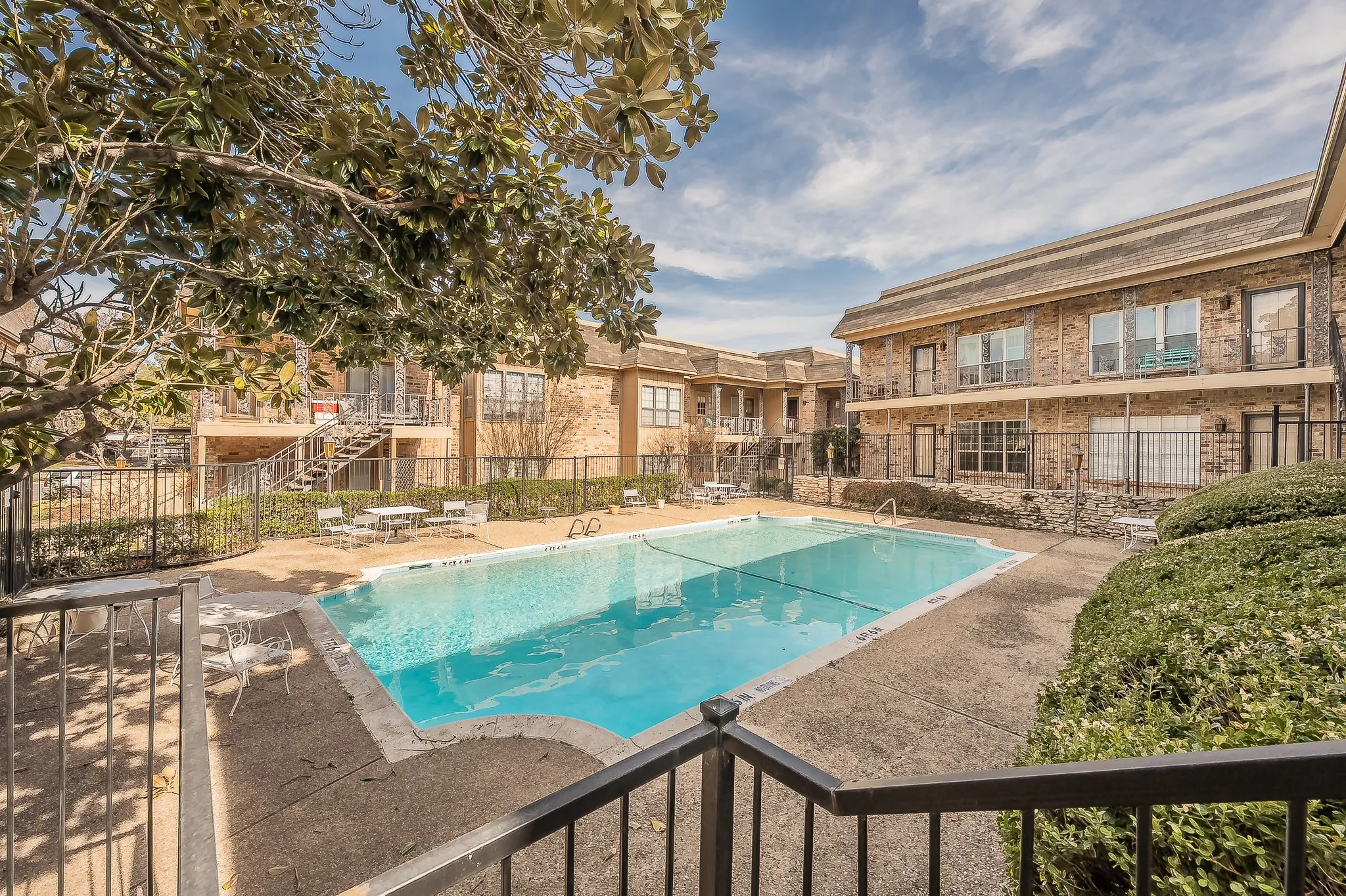 Condominium For Sale in Tarrant County , 4415 Bellaire Drive S 203S, Fort Worth, Texas 76109, 1 Bedroom, 1 Bathroom, Garage spaces, 912 Sqft, built in 1972, Preowned, mls#21184532, Real Estate Agent in Fort Worth, Homes For Sale in Tarrant county, Homes For Sale in Fort Worth, Realtor in Fort Worth Texas, Real Estate Brokerage Independent Realty Texas, Luminita Cordes Realtor