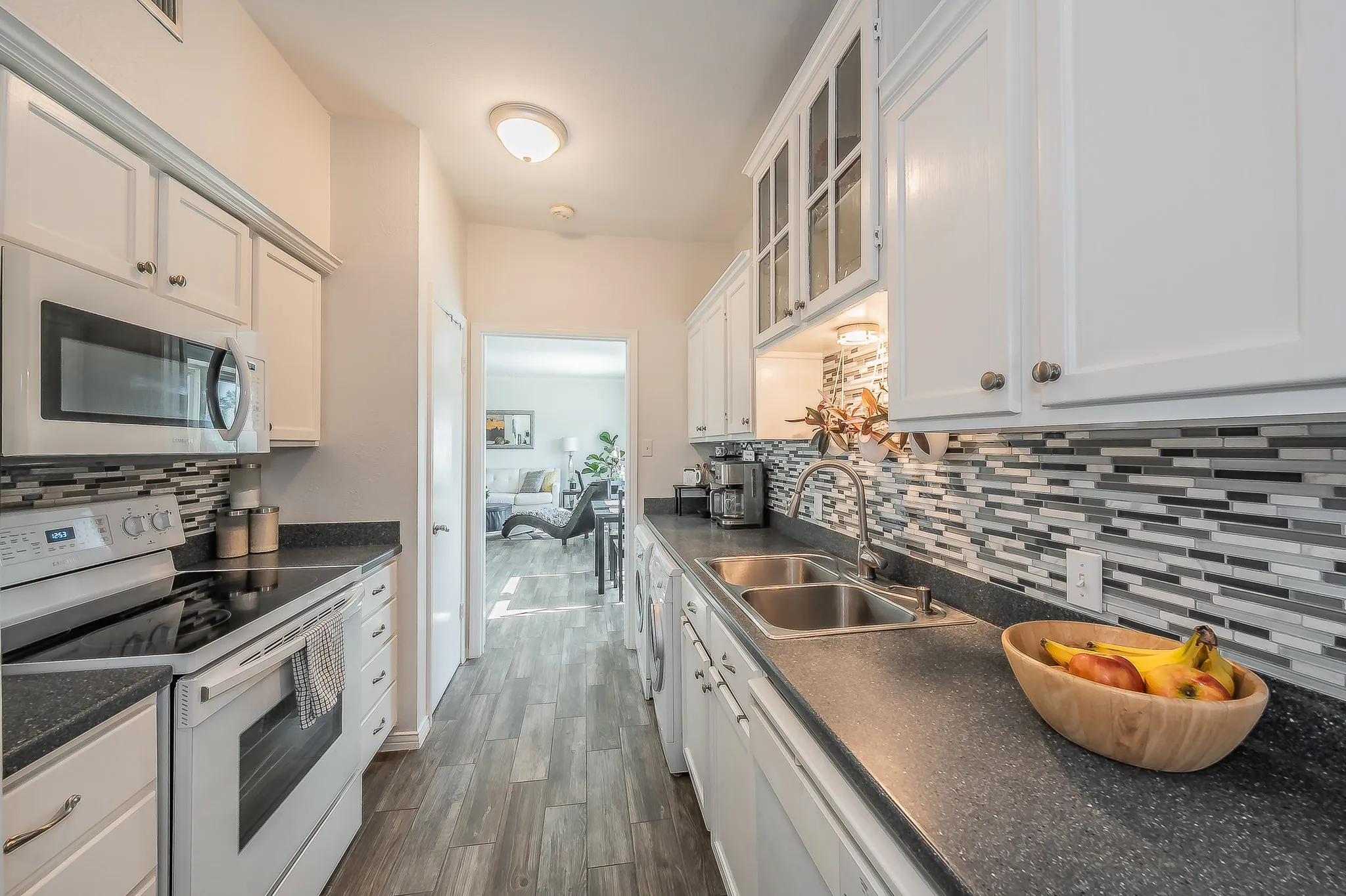 Condominium For Sale in Tarrant County , 4415 Bellaire Drive S 203S, Fort Worth, Texas 76109, 1 Bedroom, 1 Bathroom, Garage spaces, 912 Sqft, built in 1972, Preowned, mls#21184532, Real Estate Agent in Fort Worth, Homes For Sale in Tarrant county, Homes For Sale in Fort Worth, Realtor in Fort Worth Texas, Real Estate Brokerage Independent Realty Texas, Luminita Cordes Realtor
