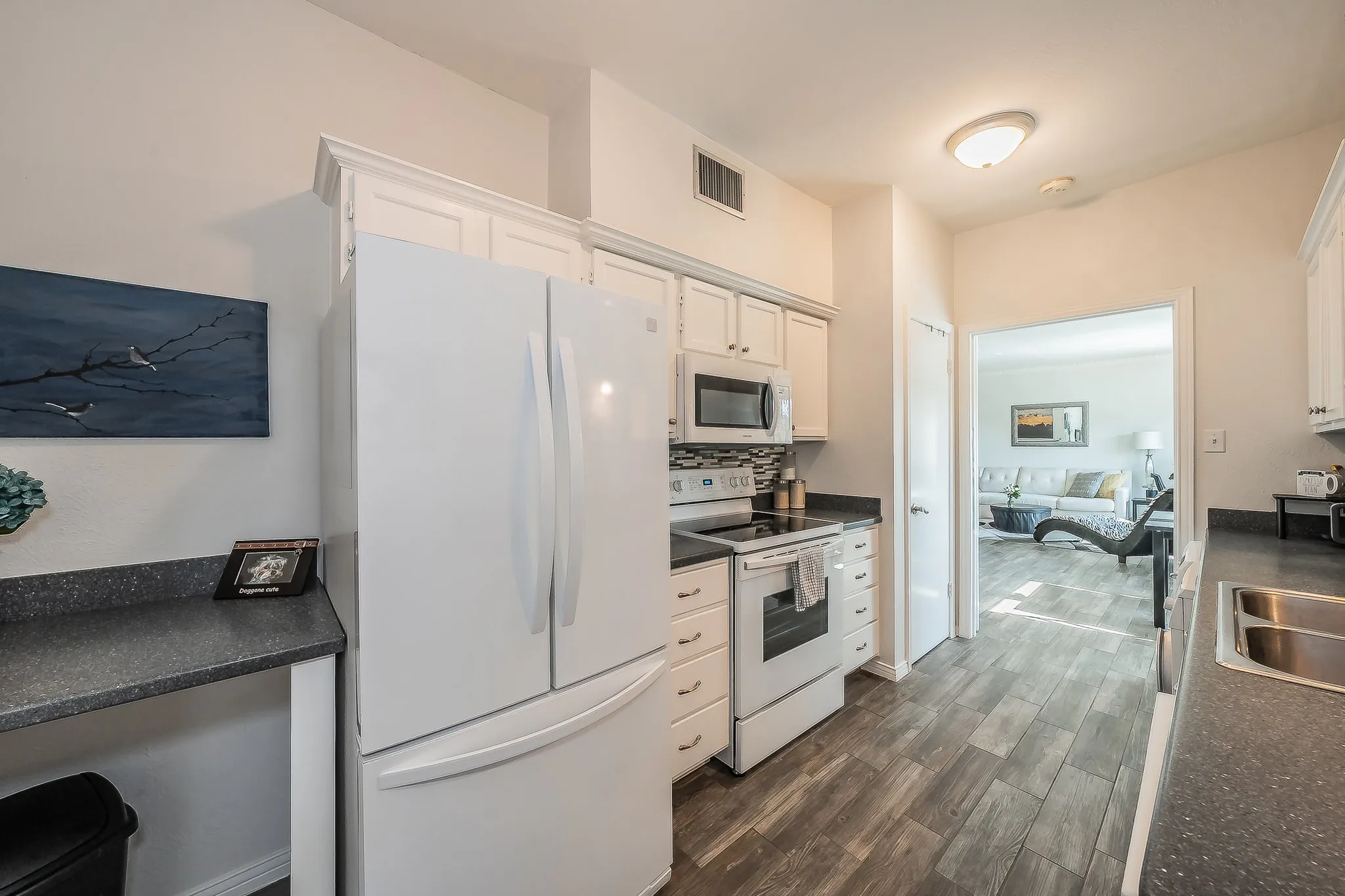 Condominium For Sale in Tarrant County , 4415 Bellaire Drive S 203S, Fort Worth, Texas 76109, 1 Bedroom, 1 Bathroom, Garage spaces, 912 Sqft, built in 1972, Preowned, mls#21184532, Real Estate Agent in Fort Worth, Homes For Sale in Tarrant county, Homes For Sale in Fort Worth, Realtor in Fort Worth Texas, Real Estate Brokerage Independent Realty Texas, Luminita Cordes Realtor