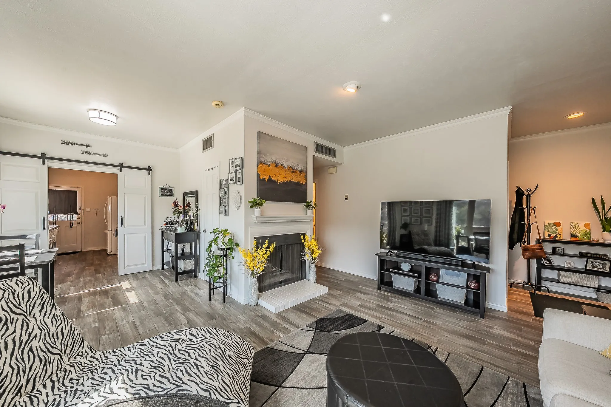 Condominium For Sale in Tarrant County , 4415 Bellaire Drive S 203S, Fort Worth, Texas 76109, 1 Bedroom, 1 Bathroom, Garage spaces, 912 Sqft, built in 1972, Preowned, mls#21184532, Real Estate Agent in Fort Worth, Homes For Sale in Tarrant county, Homes For Sale in Fort Worth, Realtor in Fort Worth Texas, Real Estate Brokerage Independent Realty Texas, Luminita Cordes Realtor