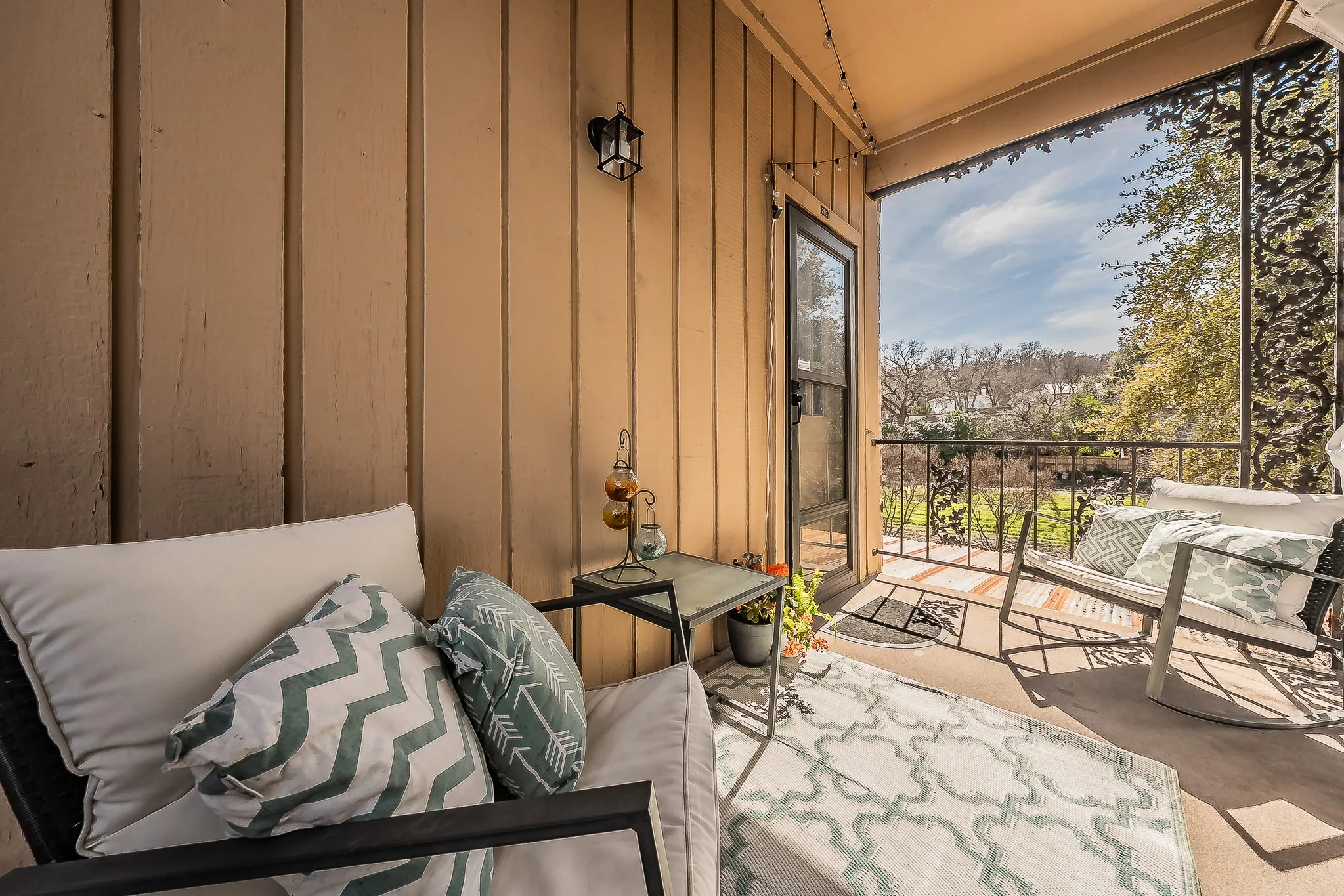 Condominium For Sale in Tarrant County , 4415 Bellaire Drive S 203S, Fort Worth, Texas 76109, 1 Bedroom, 1 Bathroom, Garage spaces, 912 Sqft, built in 1972, Preowned, mls#21184532, Real Estate Agent in Fort Worth, Homes For Sale in Tarrant county, Homes For Sale in Fort Worth, Realtor in Fort Worth Texas, Real Estate Brokerage Independent Realty Texas, Luminita Cordes Realtor