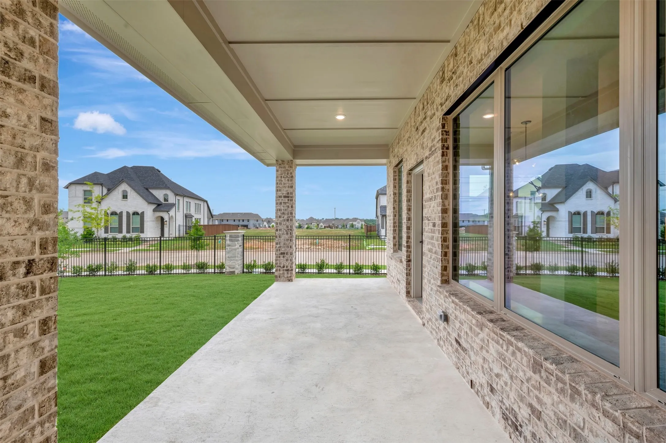 Covered patio with a concrete surface