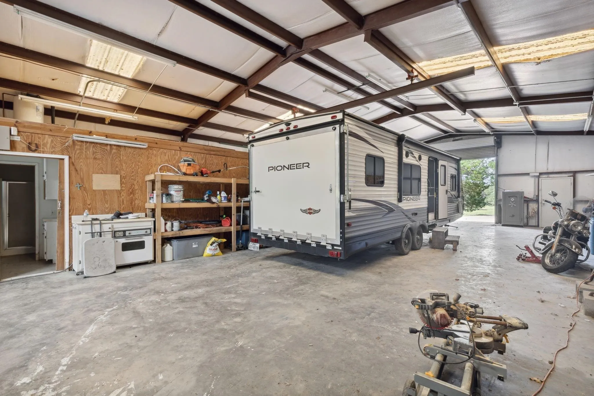 Farm For Sale in Kaufman County , 16043 County Road 339, Terrell, Texas 75161, 4 Bedroom, 3 Bathroom, Garage spaces, 2,900 Sqft, built in 2011, Preowned, mls#21184659, Real Estate Agent in Terrell, Homes For Sale in Kaufman county, Homes For Sale in Terrell, Realtor in Terrell Texas, Real Estate Brokerage Independent Realty Texas, Luminita Cordes Realtor