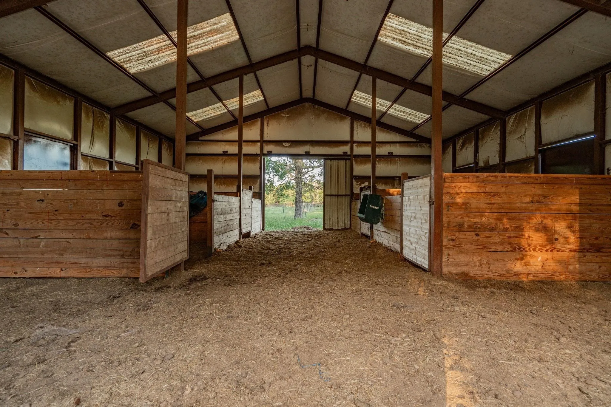 Farm For Sale in Kaufman County , 16043 County Road 339, Terrell, Texas 75161, 4 Bedroom, 3 Bathroom, Garage spaces, 2,900 Sqft, built in 2011, Preowned, mls#21184659, Real Estate Agent in Terrell, Homes For Sale in Kaufman county, Homes For Sale in Terrell, Realtor in Terrell Texas, Real Estate Brokerage Independent Realty Texas, Luminita Cordes Realtor