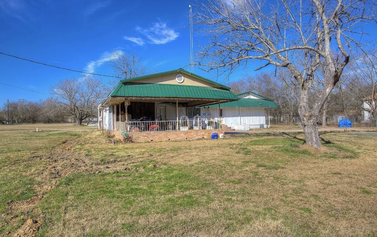 Single Family Residence For Sale in Van Zandt County , 11291 Goss Street, Wills Point, Texas 75169, 3 Bedrooms, 2 Bathrooms, Garage spaces, 2,100 Sqft, built in 1969, Price $218,000, mls#21184711, Real Estate Agent in Wills Point, Homes For Sale in Van Zandt county, Homes For Sale in Wills Point, Realtor in Wills Point Texas, Real Estate Brokerage Independent Realty Texas, Luminita Cordes Realtor