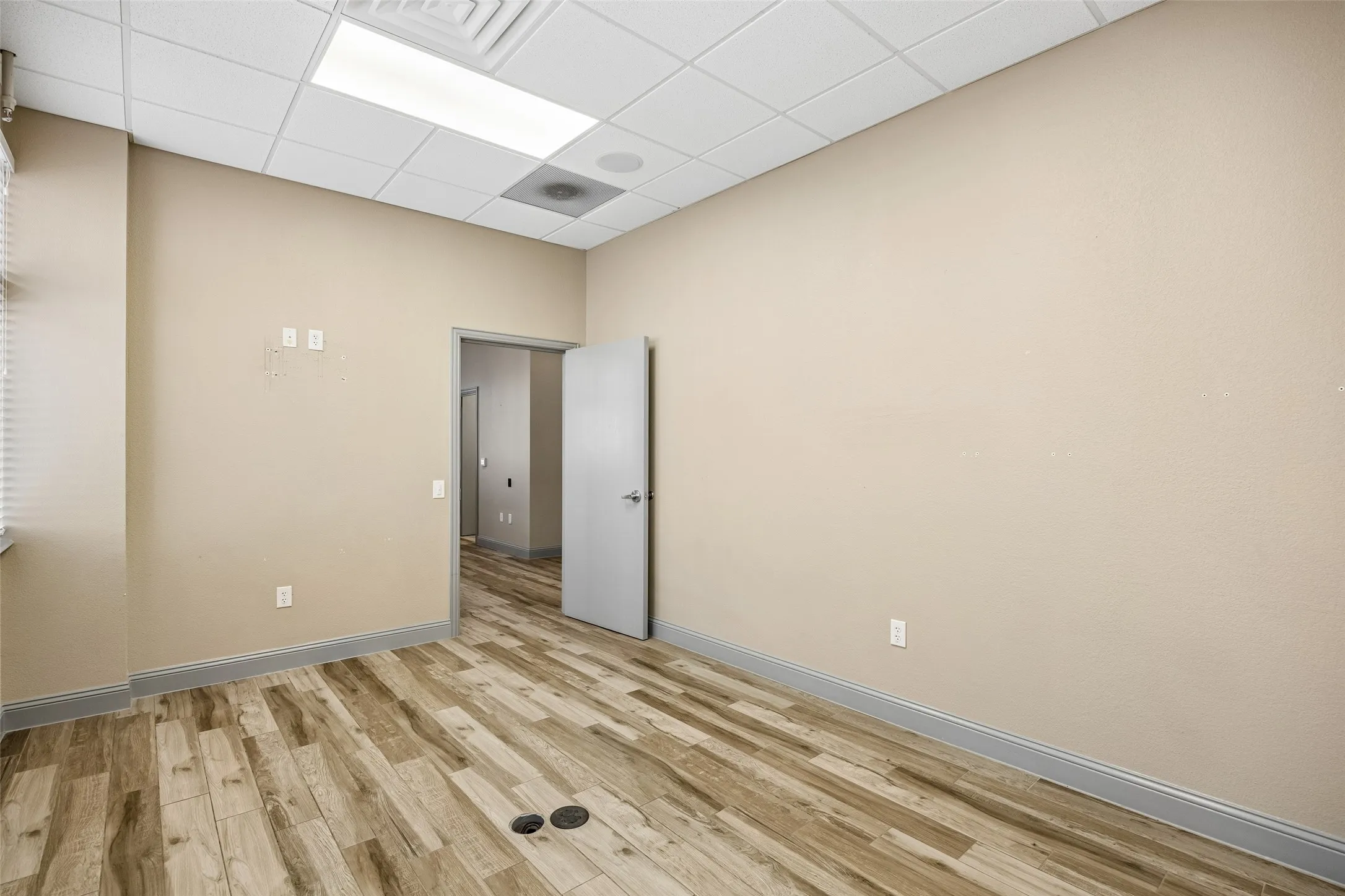 Office For Sale in Denton County , 118 Lynn Avenue 202, Lewisville, Texas 75057, 0, 0, Garage spaces, 0 Sqft, built in 2006, Preowned, mls#21176884, Real Estate Agent in Lewisville, Homes For Sale in Denton county, Homes For Sale in Lewisville, Realtor in Lewisville Texas, Real Estate Brokerage Independent Realty Texas, Luminita Cordes Realtor
