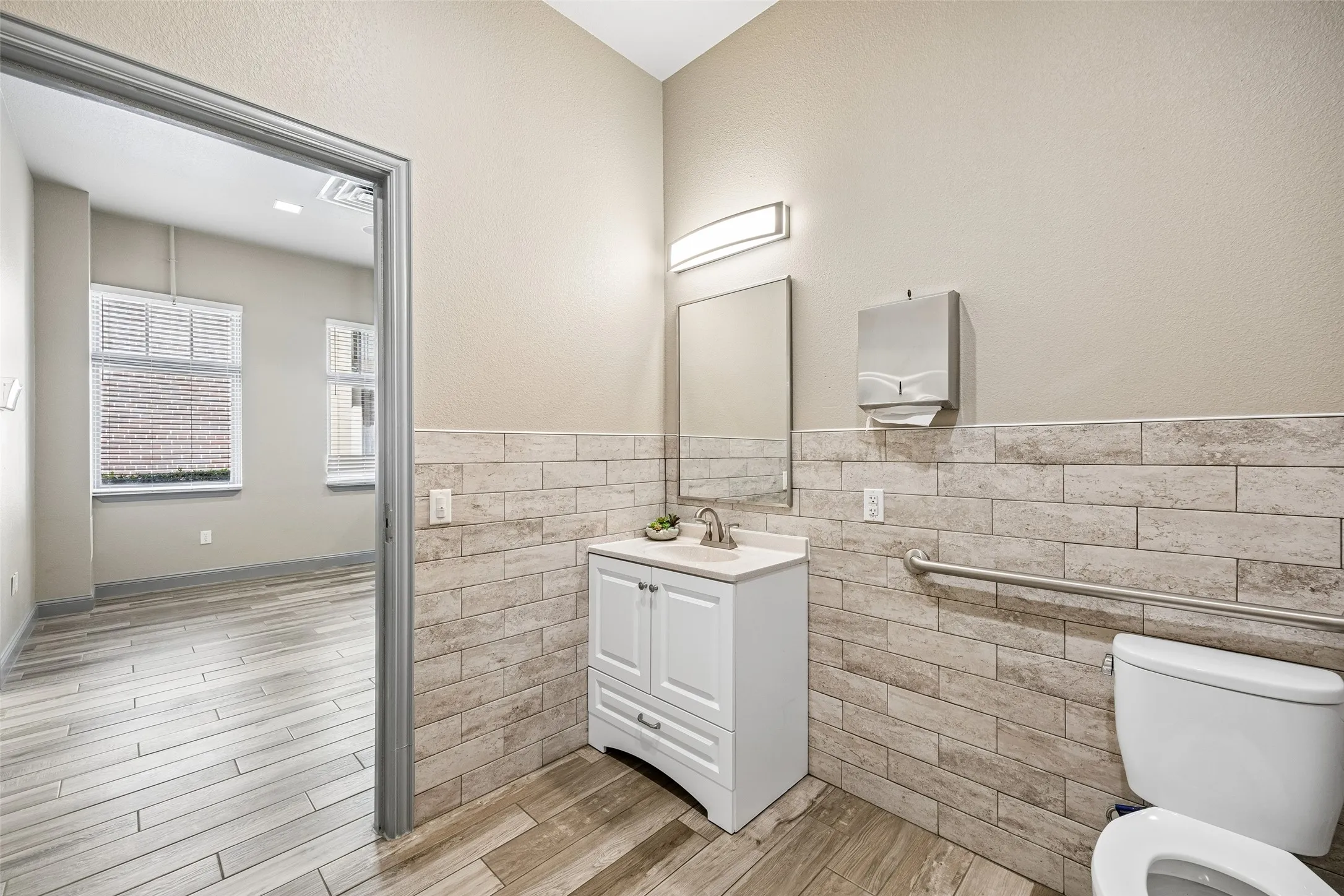 Office For Sale in Denton County , 118 Lynn Avenue 202, Lewisville, Texas 75057, 0, 0, Garage spaces, 0 Sqft, built in 2006, Preowned, mls#21176884, Real Estate Agent in Lewisville, Homes For Sale in Denton county, Homes For Sale in Lewisville, Realtor in Lewisville Texas, Real Estate Brokerage Independent Realty Texas, Luminita Cordes Realtor