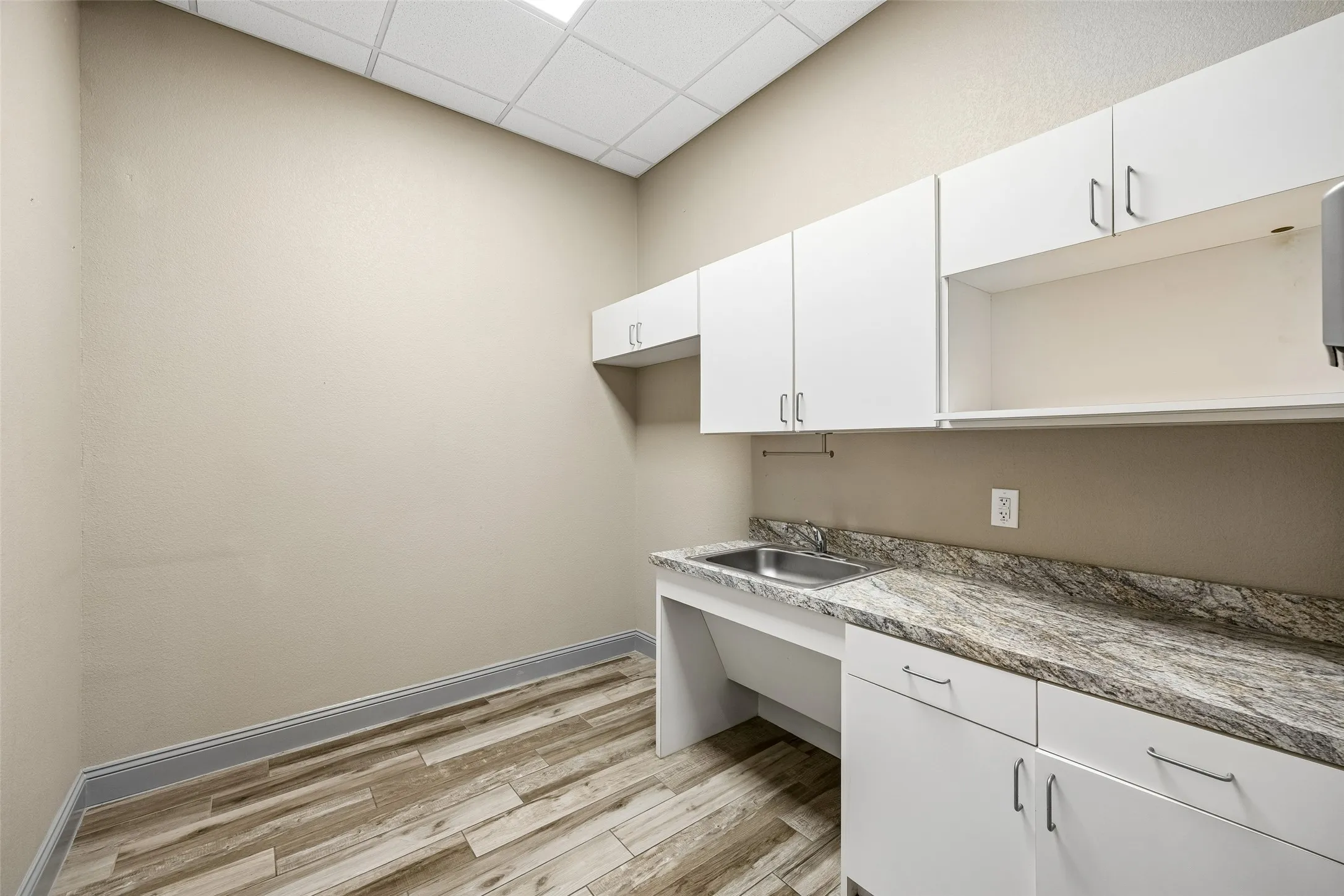 Office For Sale in Denton County , 118 Lynn Avenue 202, Lewisville, Texas 75057, 0, 0, Garage spaces, 0 Sqft, built in 2006, Preowned, mls#21176884, Real Estate Agent in Lewisville, Homes For Sale in Denton county, Homes For Sale in Lewisville, Realtor in Lewisville Texas, Real Estate Brokerage Independent Realty Texas, Luminita Cordes Realtor