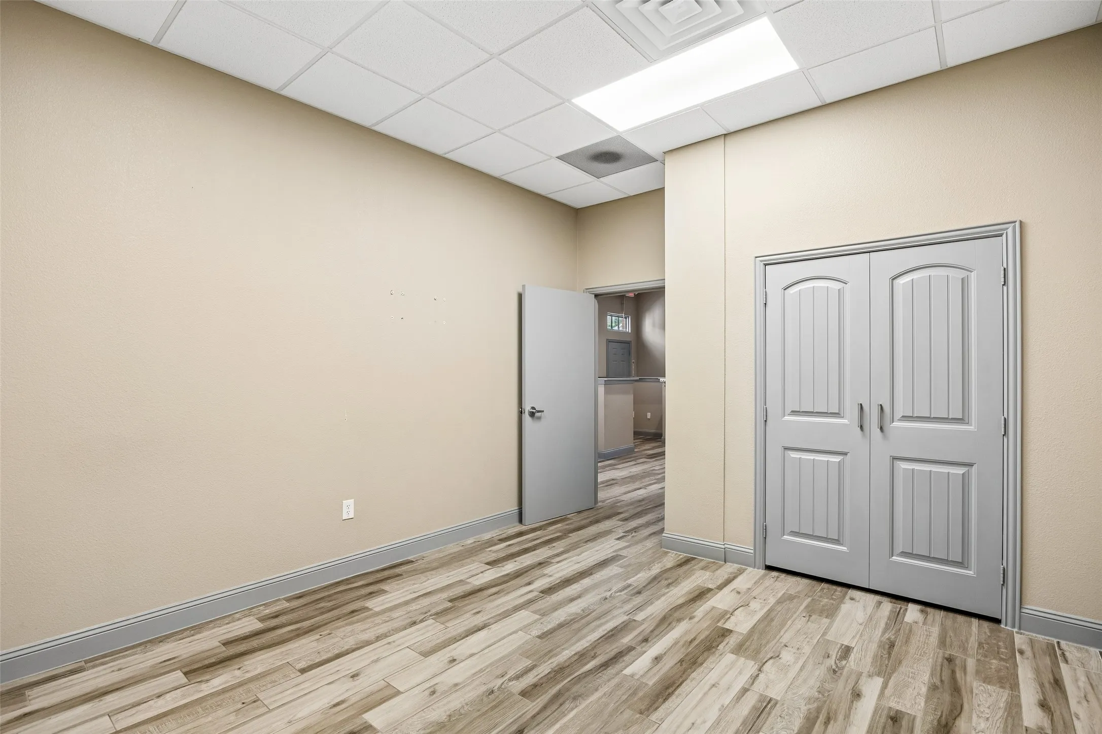 Office For Sale in Denton County , 118 Lynn Avenue 202, Lewisville, Texas 75057, 0, 0, Garage spaces, 0 Sqft, built in 2006, Preowned, mls#21176884, Real Estate Agent in Lewisville, Homes For Sale in Denton county, Homes For Sale in Lewisville, Realtor in Lewisville Texas, Real Estate Brokerage Independent Realty Texas, Luminita Cordes Realtor