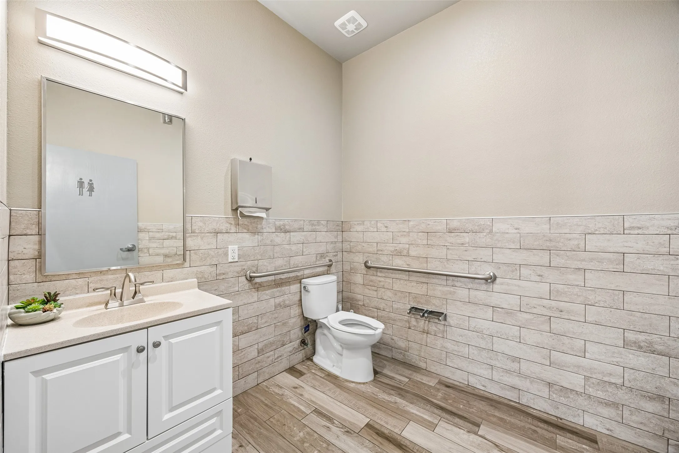 Office For Sale in Denton County , 118 Lynn Avenue 202, Lewisville, Texas 75057, 0, 0, Garage spaces, 0 Sqft, built in 2006, Preowned, mls#21176884, Real Estate Agent in Lewisville, Homes For Sale in Denton county, Homes For Sale in Lewisville, Realtor in Lewisville Texas, Real Estate Brokerage Independent Realty Texas, Luminita Cordes Realtor