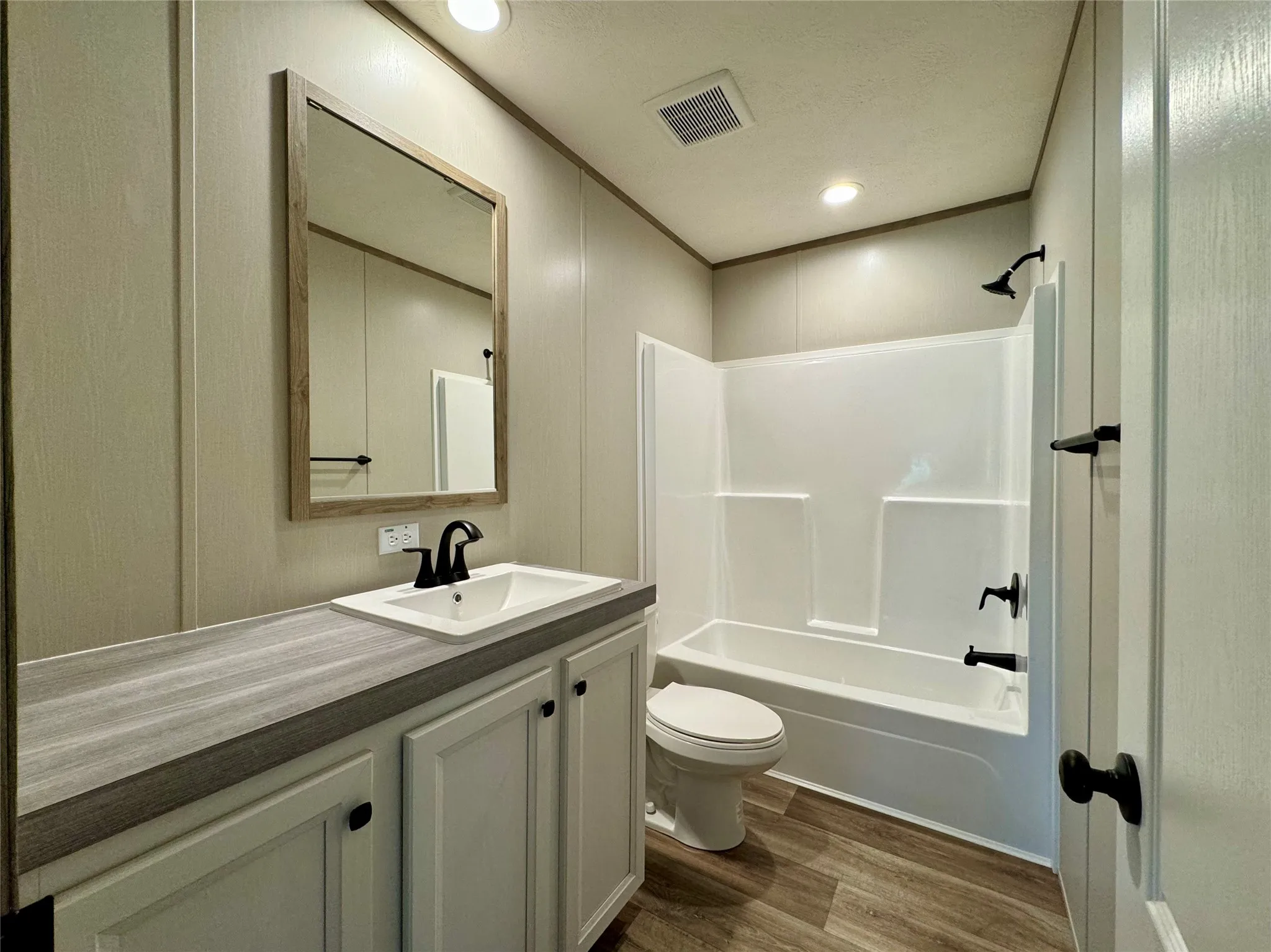 Manufactured Home For Sale in Henderson County , 706 Sandpiper Court, Seven Points, Texas 75143, 3 Bedroom, 2 Bathroom, Garage spaces, 1,140 Sqft, built in 2023, Preowned, Price $249,900, mls#21184930, Real Estate Agent in Seven Points, Homes For Sale in Henderson county, Homes For Sale in Seven Points, Realtor in Seven Points Texas, Real Estate Brokerage Independent Realty Texas, Luminita Cordes Realtor