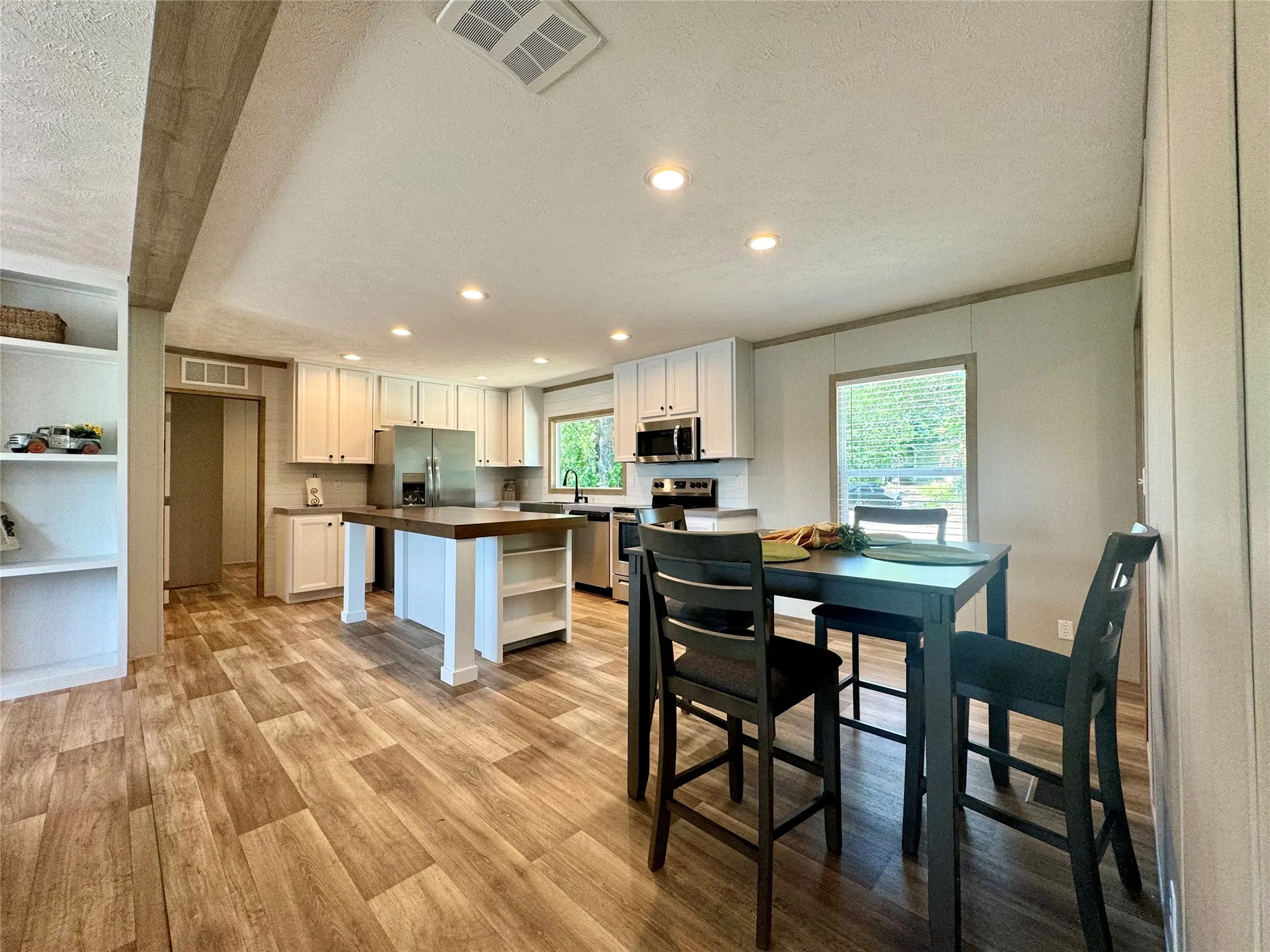 Manufactured Home For Sale in Henderson County , 706 Sandpiper Court, Seven Points, Texas 75143, 3 Bedroom, 2 Bathroom, Garage spaces, 1,140 Sqft, built in 2023, Preowned, Price $249,900, mls#21184930, Real Estate Agent in Seven Points, Homes For Sale in Henderson county, Homes For Sale in Seven Points, Realtor in Seven Points Texas, Real Estate Brokerage Independent Realty Texas, Luminita Cordes Realtor