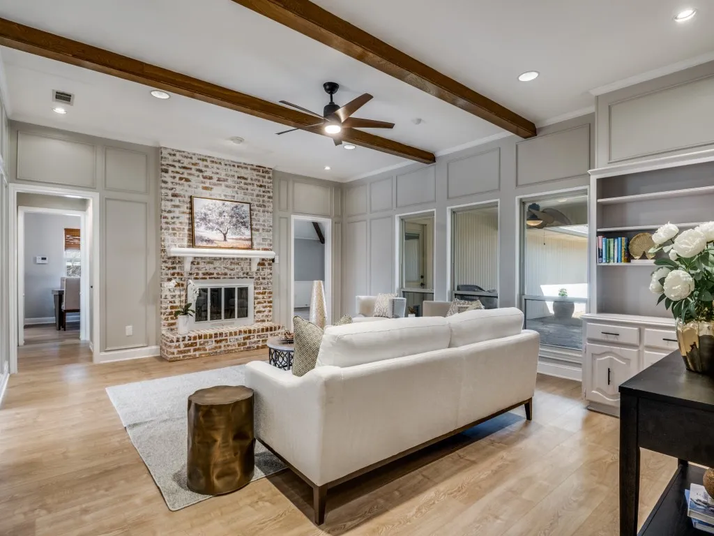 Pretty beams make the living room both warm and elegant.