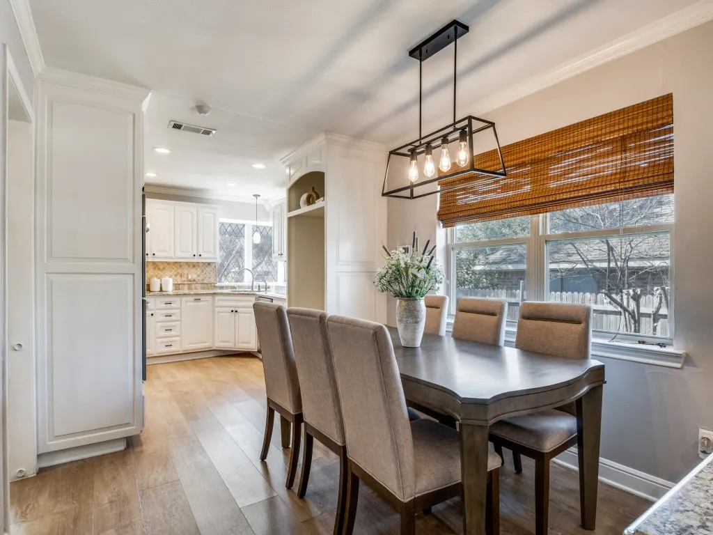 Cheerful eat-in space in the kitchen for family dinners