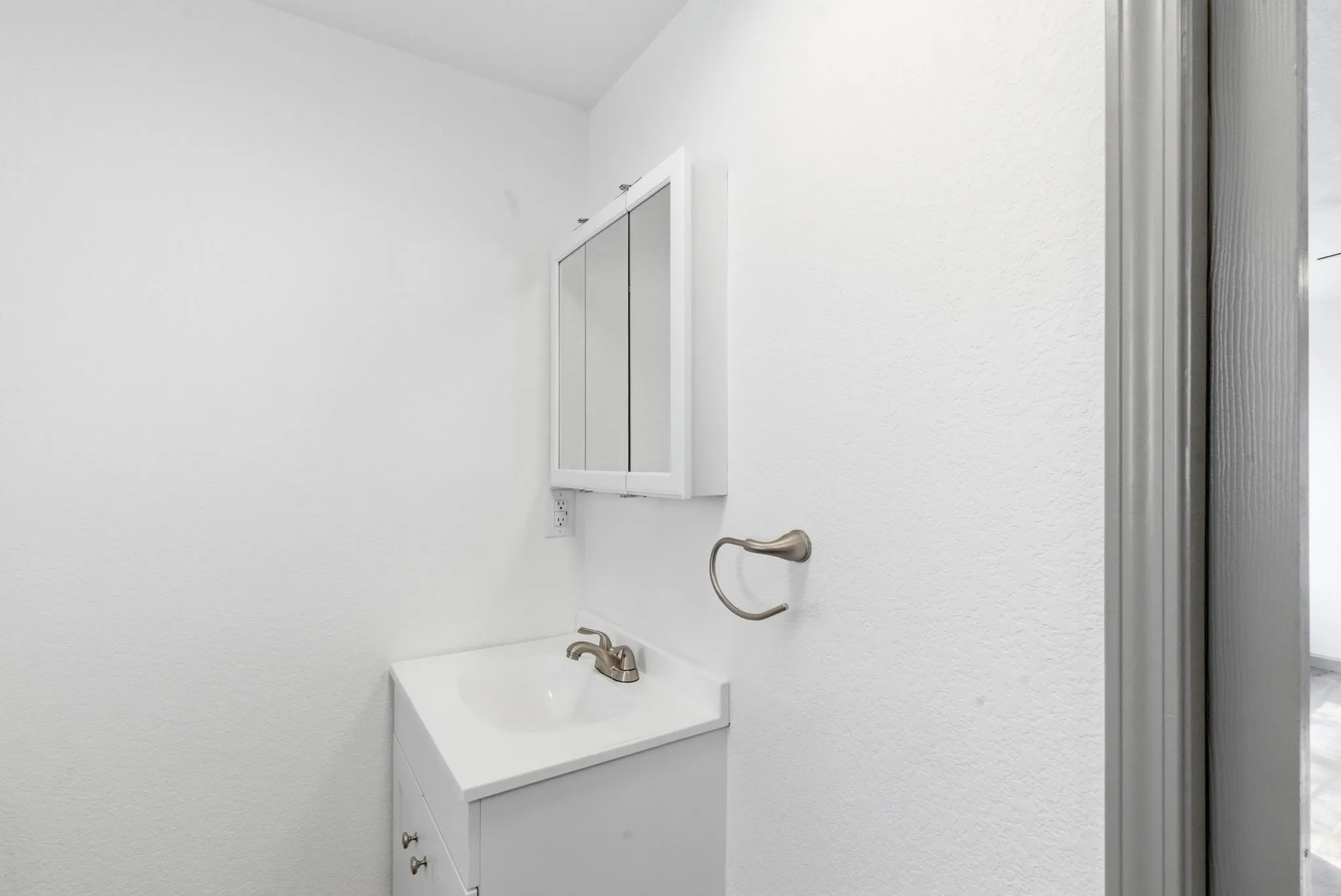 Single Family Residence For Sale in Hood County , 116 E Lipan Drive, Lipan, Texas 76462, 2 Bedroom, 1 Bathroom, Garage spaces, 1,037 Sqft, built in 1945, Preowned, mls#21185093, Real Estate Agent in Lipan, Homes For Sale in Hood county, Homes For Sale in Lipan, Realtor in Lipan Texas, Real Estate Brokerage Independent Realty Texas, Luminita Cordes Realtor