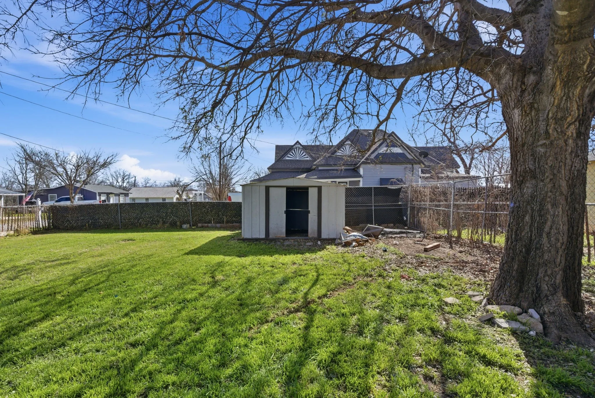 Single Family Residence For Sale in Hood County , 116 E Lipan Drive, Lipan, Texas 76462, 2 Bedroom, 1 Bathroom, Garage spaces, 1,037 Sqft, built in 1945, Preowned, mls#21185093, Real Estate Agent in Lipan, Homes For Sale in Hood county, Homes For Sale in Lipan, Realtor in Lipan Texas, Real Estate Brokerage Independent Realty Texas, Luminita Cordes Realtor