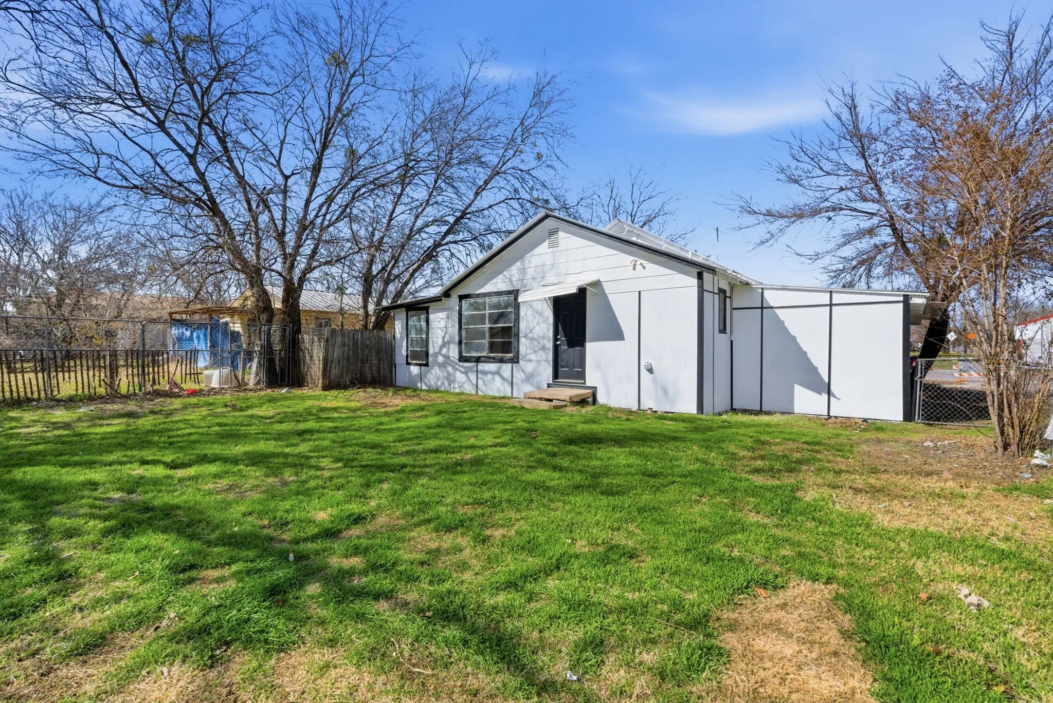 Single Family Residence For Sale in Hood County , 116 E Lipan Drive, Lipan, Texas 76462, 2 Bedroom, 1 Bathroom, Garage spaces, 1,037 Sqft, built in 1945, Preowned, mls#21185093, Real Estate Agent in Lipan, Homes For Sale in Hood county, Homes For Sale in Lipan, Realtor in Lipan Texas, Real Estate Brokerage Independent Realty Texas, Luminita Cordes Realtor