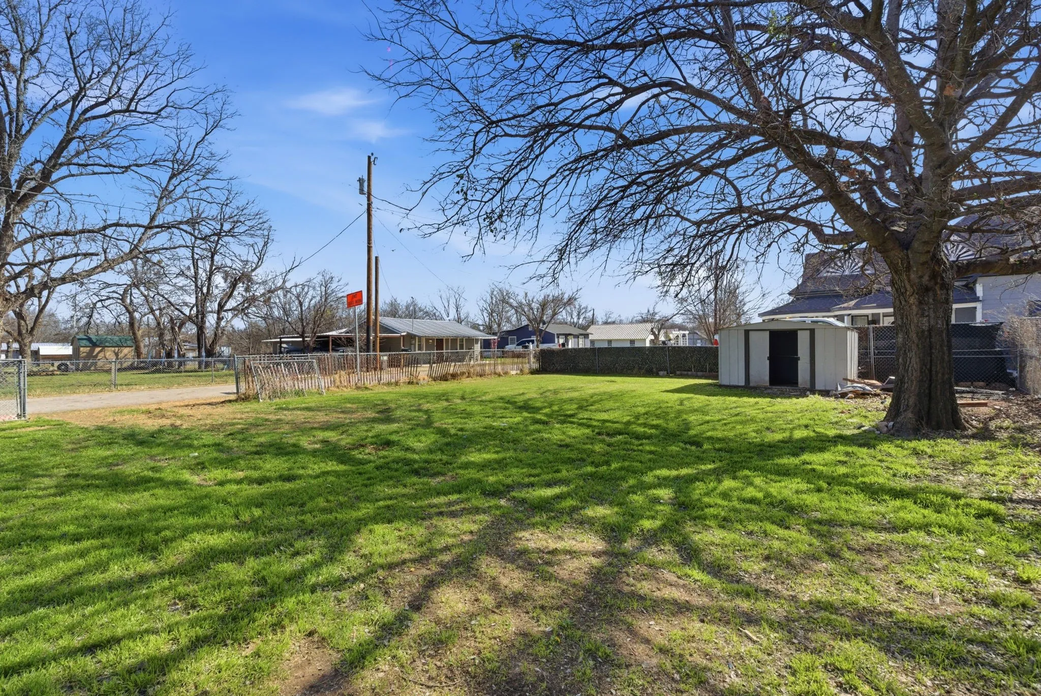 Single Family Residence For Sale in Hood County , 116 E Lipan Drive, Lipan, Texas 76462, 2 Bedroom, 1 Bathroom, Garage spaces, 1,037 Sqft, built in 1945, Preowned, mls#21185093, Real Estate Agent in Lipan, Homes For Sale in Hood county, Homes For Sale in Lipan, Realtor in Lipan Texas, Real Estate Brokerage Independent Realty Texas, Luminita Cordes Realtor