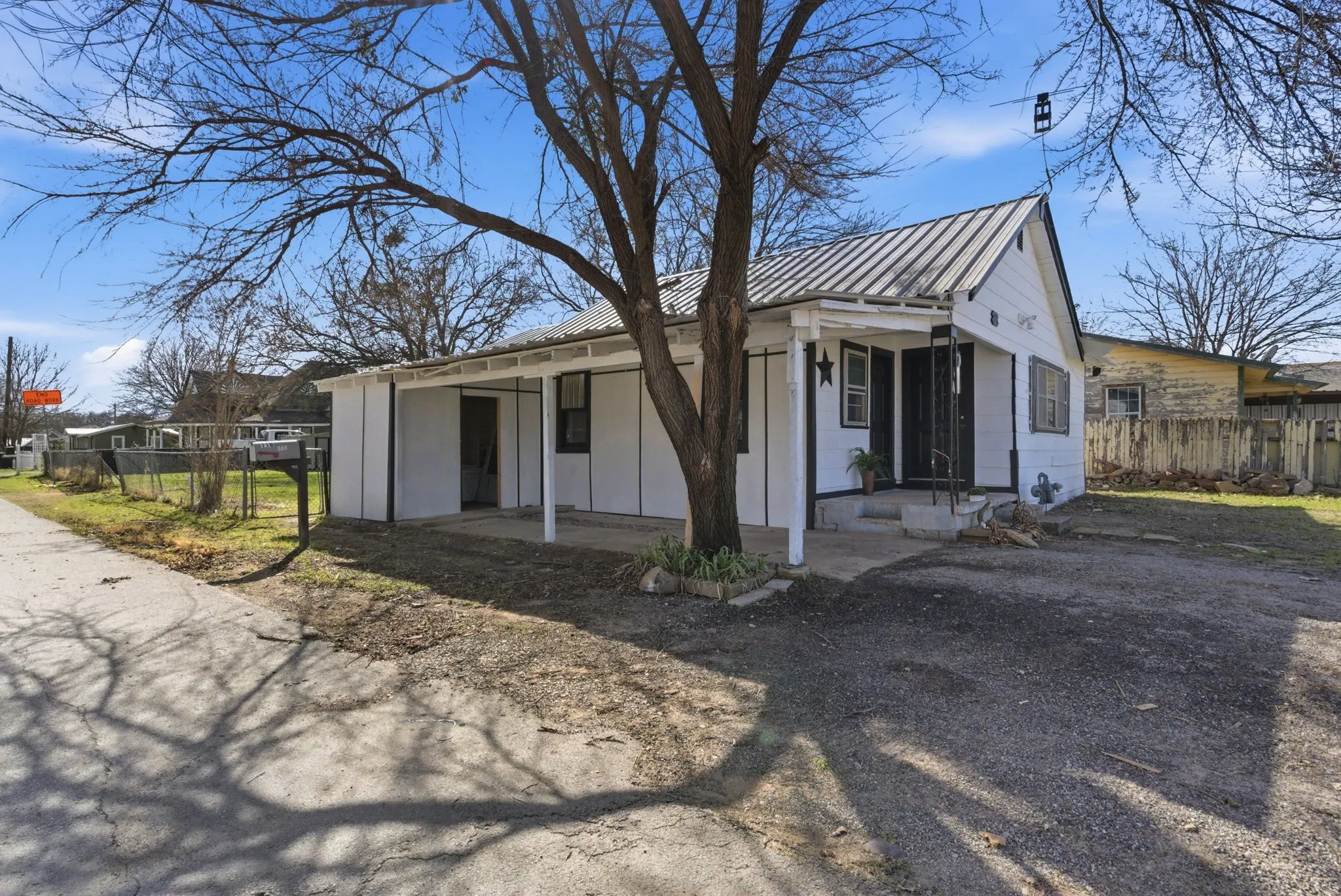 Single Family Residence For Sale in Hood County , 116 E Lipan Drive, Lipan, Texas 76462, 2 Bedroom, 1 Bathroom, Garage spaces, 1,037 Sqft, built in 1945, Preowned, mls#21185093, Real Estate Agent in Lipan, Homes For Sale in Hood county, Homes For Sale in Lipan, Realtor in Lipan Texas, Real Estate Brokerage Independent Realty Texas, Luminita Cordes Realtor