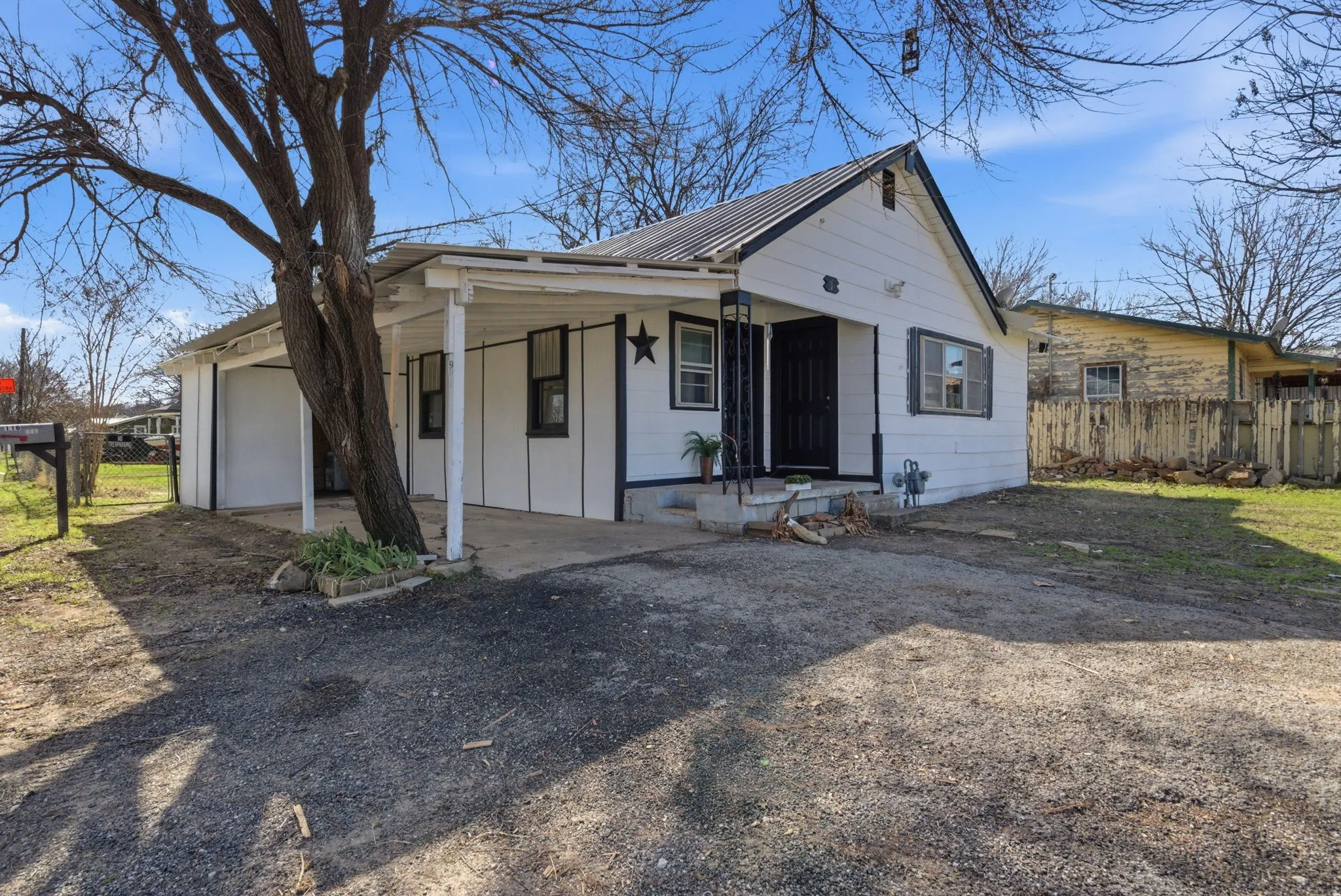 Single Family Residence For Sale in Hood County , 116 E Lipan Drive, Lipan, Texas 76462, 2 Bedroom, 1 Bathroom, Garage spaces, 1,037 Sqft, built in 1945, Preowned, mls#21185093, Real Estate Agent in Lipan, Homes For Sale in Hood county, Homes For Sale in Lipan, Realtor in Lipan Texas, Real Estate Brokerage Independent Realty Texas, Luminita Cordes Realtor