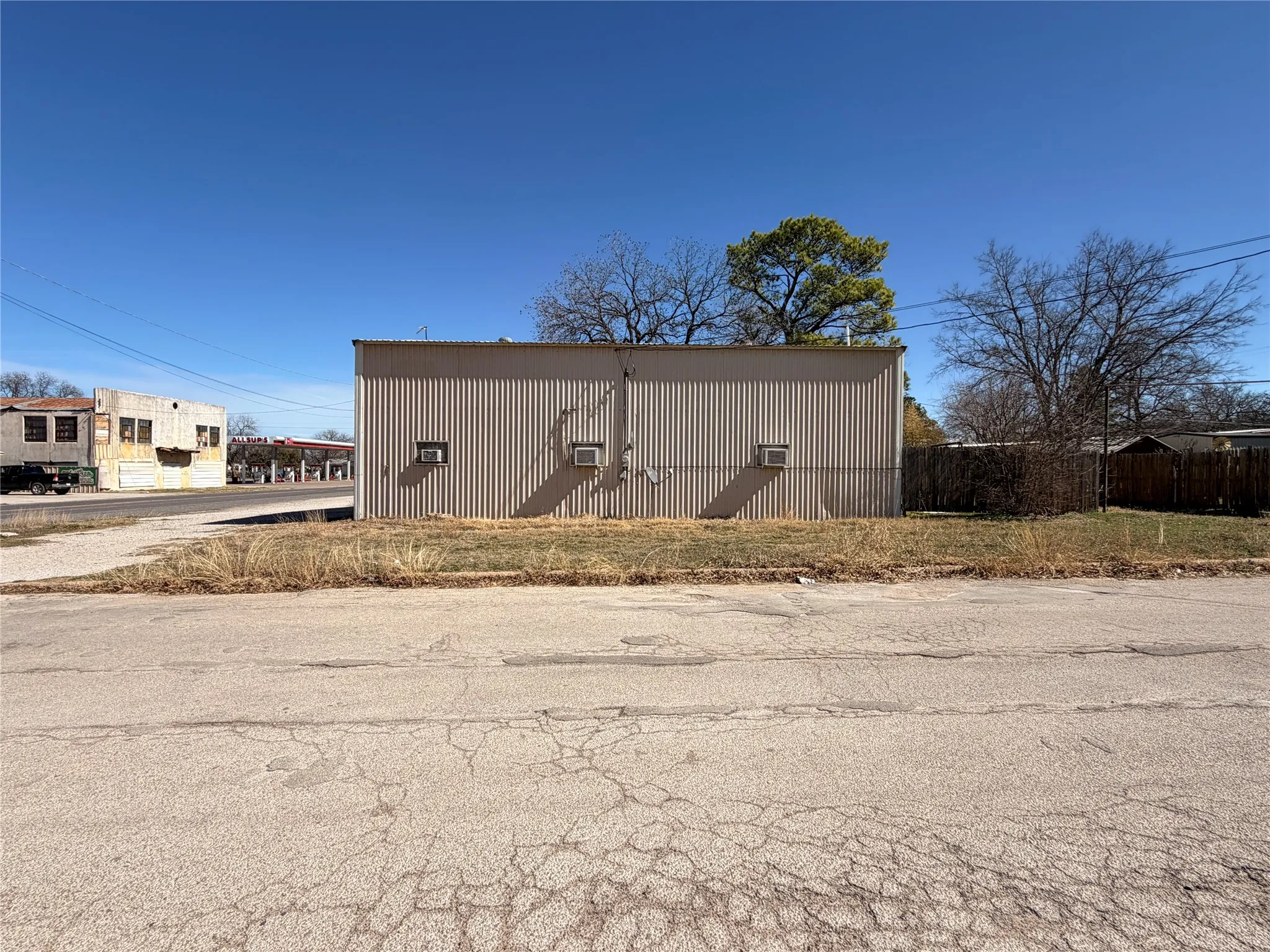 Warehouse For Sale in Eastland County , 1012 W Main Street, Eastland, Texas 76448, 0, 0, Garage spaces, 0 Sqft, built in 1990, Preowned, mls#21184655, Real Estate Agent in Eastland, Homes For Sale in Eastland county, Homes For Sale in Eastland, Realtor in Eastland Texas, Real Estate Brokerage Independent Realty Texas, Luminita Cordes Realtor
