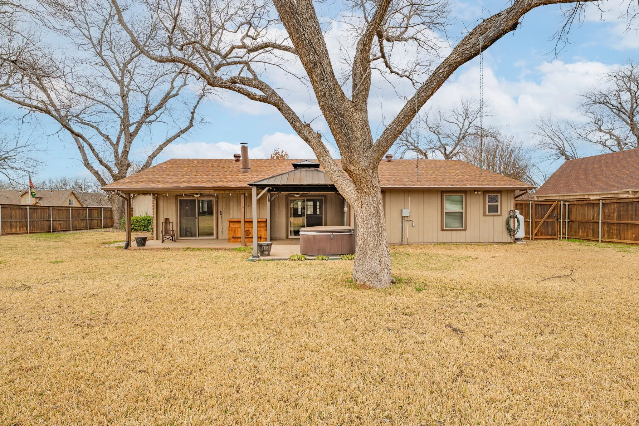 Single Family Residence For Sale in Hood County , 7115 Westover Drive, Granbury, Texas 76049, 3 Bedroom, 2 Bathroom, 2 Garage spaces, 1,984 Sqft, built in 1977, Preowned, mls#21184566, Real Estate Agent in Granbury, Homes For Sale in Hood county, Homes For Sale in Granbury, Realtor in Granbury Texas, Real Estate Brokerage Independent Realty Texas, Luminita Cordes Realtor
