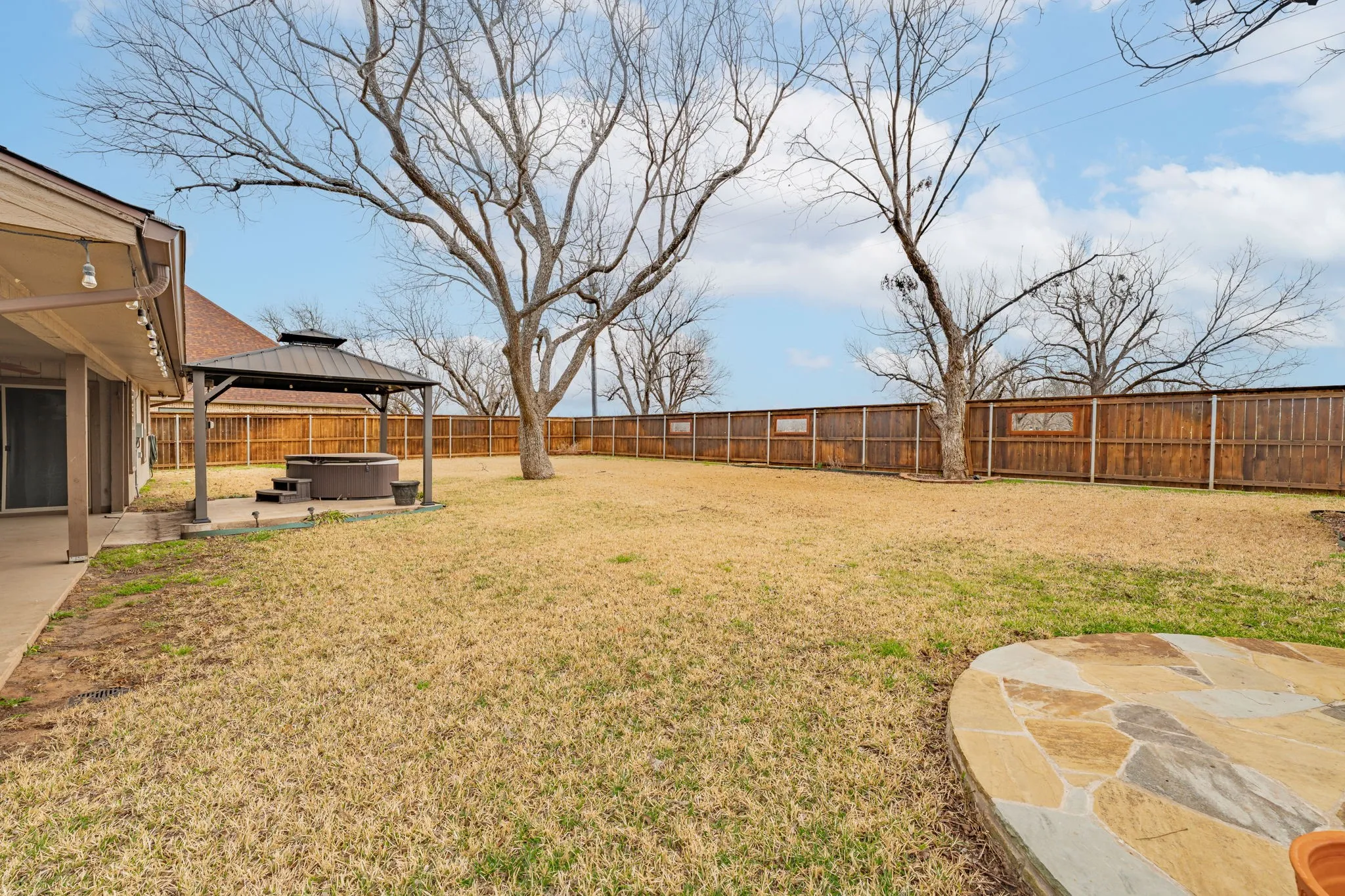 Single Family Residence For Sale in Hood County , 7115 Westover Drive, Granbury, Texas 76049, 3 Bedroom, 2 Bathroom, 2 Garage spaces, 1,984 Sqft, built in 1977, Preowned, mls#21184566, Real Estate Agent in Granbury, Homes For Sale in Hood county, Homes For Sale in Granbury, Realtor in Granbury Texas, Real Estate Brokerage Independent Realty Texas, Luminita Cordes Realtor