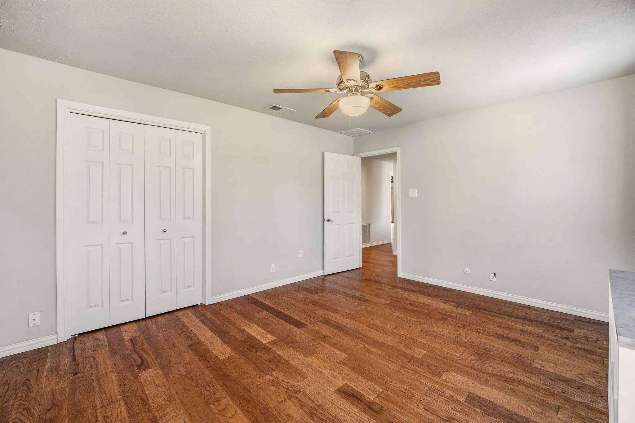 Single Family Residence For Sale in Hood County , 7115 Westover Drive, Granbury, Texas 76049, 3 Bedroom, 2 Bathroom, 2 Garage spaces, 1,984 Sqft, built in 1977, Preowned, mls#21184566, Real Estate Agent in Granbury, Homes For Sale in Hood county, Homes For Sale in Granbury, Realtor in Granbury Texas, Real Estate Brokerage Independent Realty Texas, Luminita Cordes Realtor