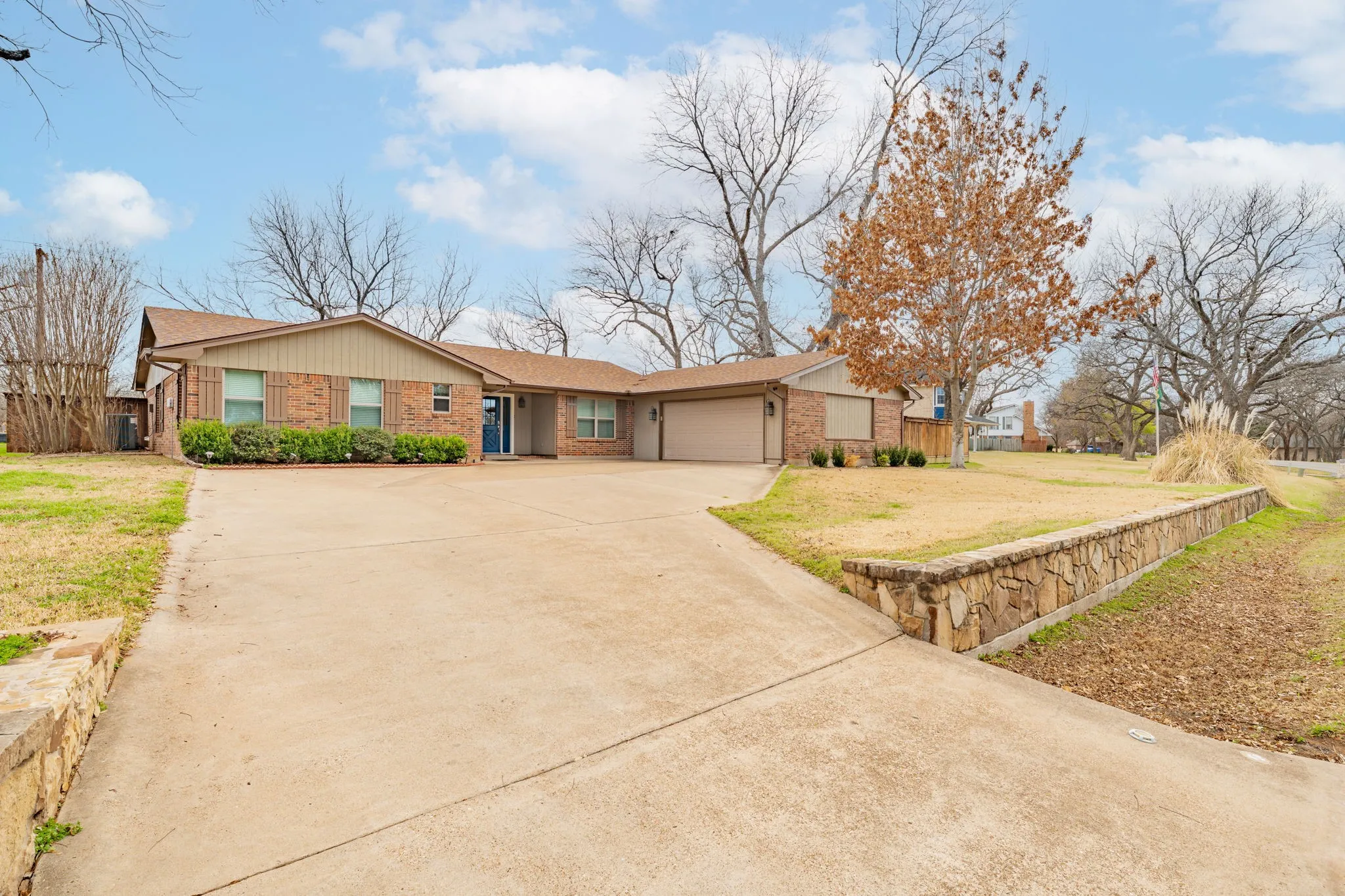 Single Family Residence For Sale in Hood County , 7115 Westover Drive, Granbury, Texas 76049, 3 Bedroom, 2 Bathroom, 2 Garage spaces, 1,984 Sqft, built in 1977, Preowned, mls#21184566, Real Estate Agent in Granbury, Homes For Sale in Hood county, Homes For Sale in Granbury, Realtor in Granbury Texas, Real Estate Brokerage Independent Realty Texas, Luminita Cordes Realtor