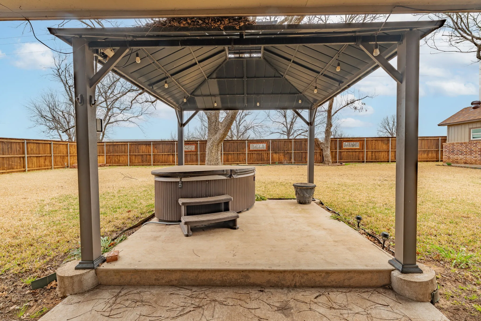Single Family Residence For Sale in Hood County , 7115 Westover Drive, Granbury, Texas 76049, 3 Bedroom, 2 Bathroom, 2 Garage spaces, 1,984 Sqft, built in 1977, Preowned, mls#21184566, Real Estate Agent in Granbury, Homes For Sale in Hood county, Homes For Sale in Granbury, Realtor in Granbury Texas, Real Estate Brokerage Independent Realty Texas, Luminita Cordes Realtor
