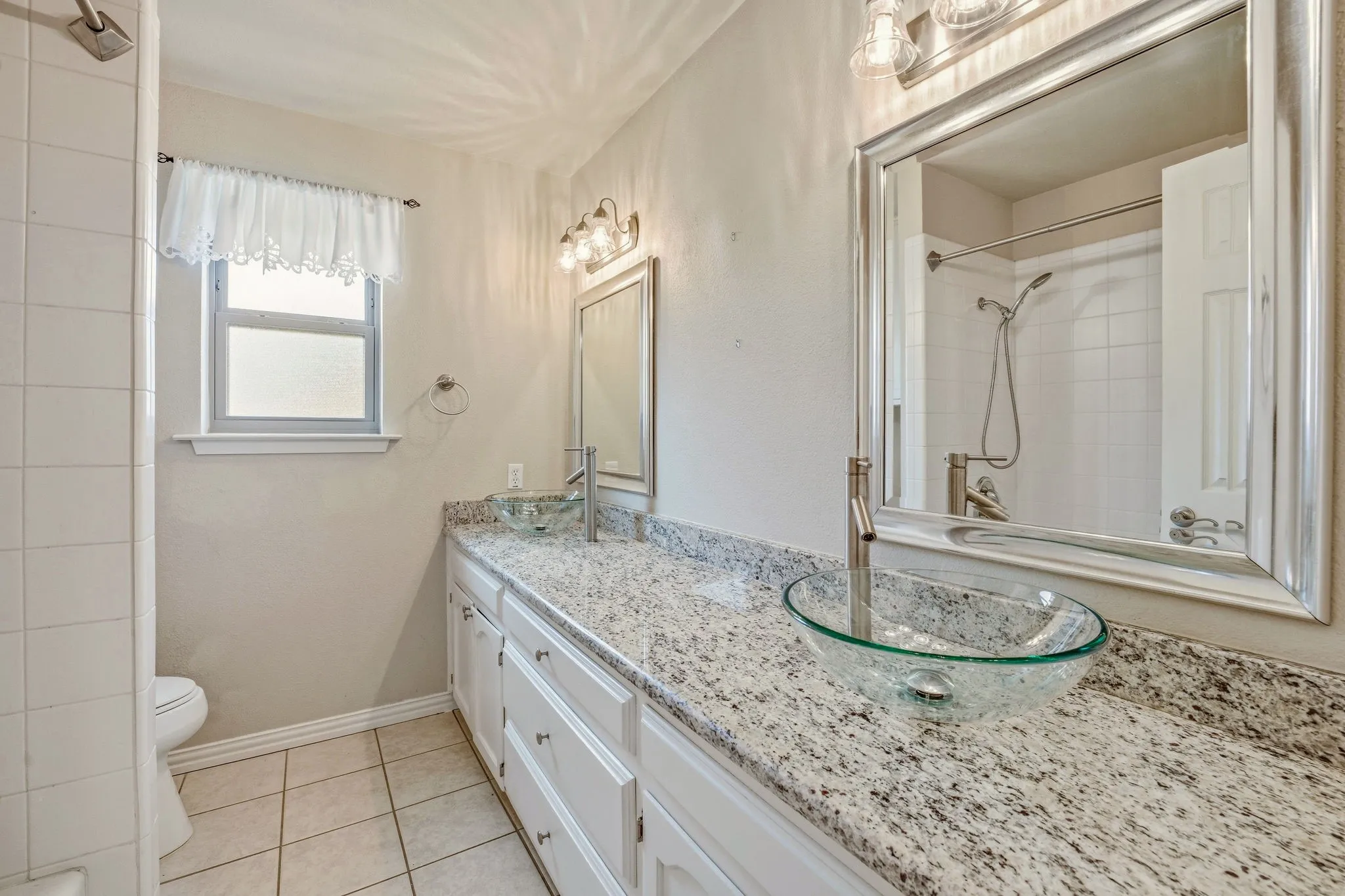 Single Family Residence For Sale in Hood County , 7115 Westover Drive, Granbury, Texas 76049, 3 Bedroom, 2 Bathroom, 2 Garage spaces, 1,984 Sqft, built in 1977, Preowned, mls#21184566, Real Estate Agent in Granbury, Homes For Sale in Hood county, Homes For Sale in Granbury, Realtor in Granbury Texas, Real Estate Brokerage Independent Realty Texas, Luminita Cordes Realtor