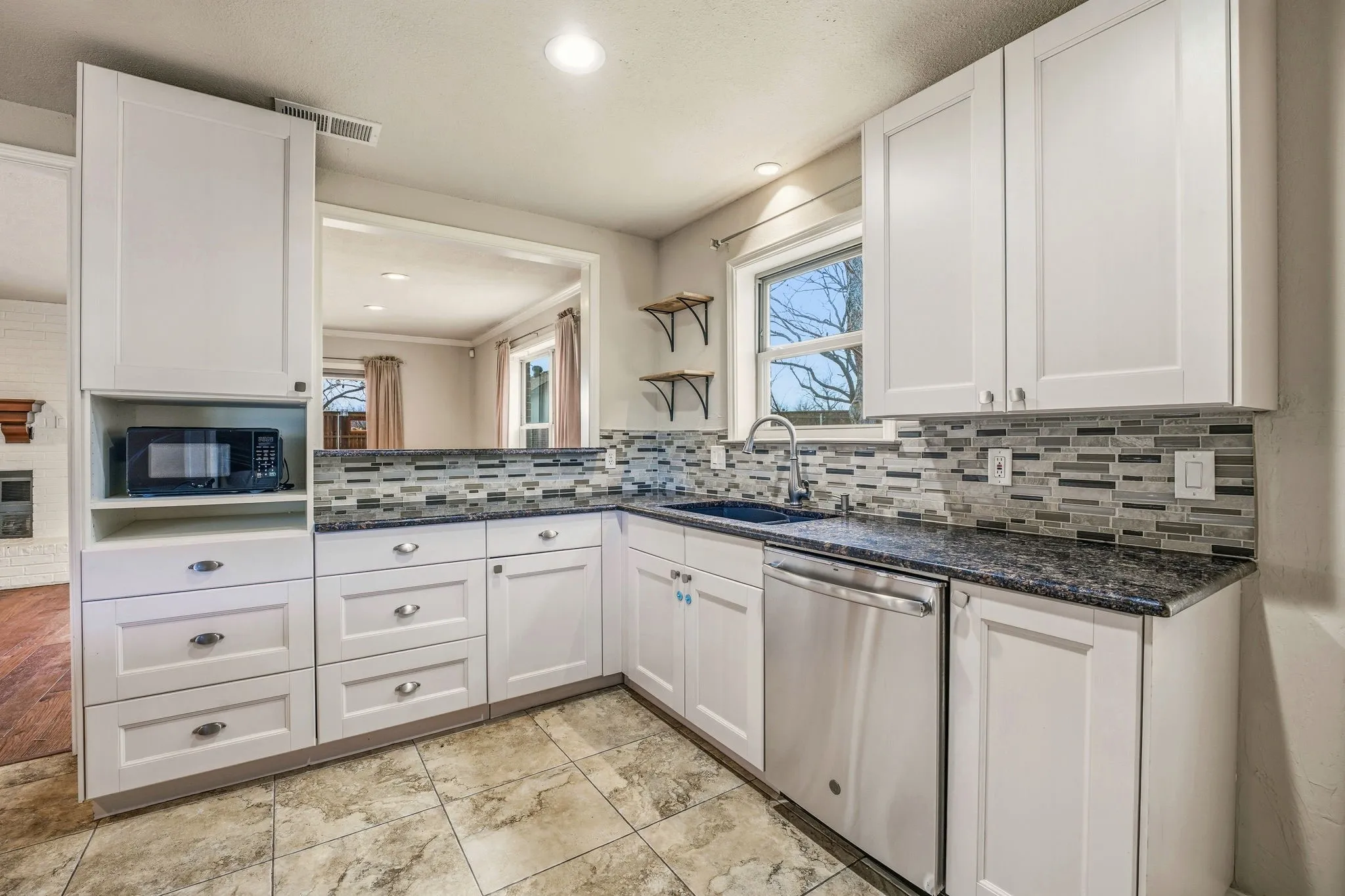 Single Family Residence For Sale in Hood County , 7115 Westover Drive, Granbury, Texas 76049, 3 Bedroom, 2 Bathroom, 2 Garage spaces, 1,984 Sqft, built in 1977, Preowned, mls#21184566, Real Estate Agent in Granbury, Homes For Sale in Hood county, Homes For Sale in Granbury, Realtor in Granbury Texas, Real Estate Brokerage Independent Realty Texas, Luminita Cordes Realtor