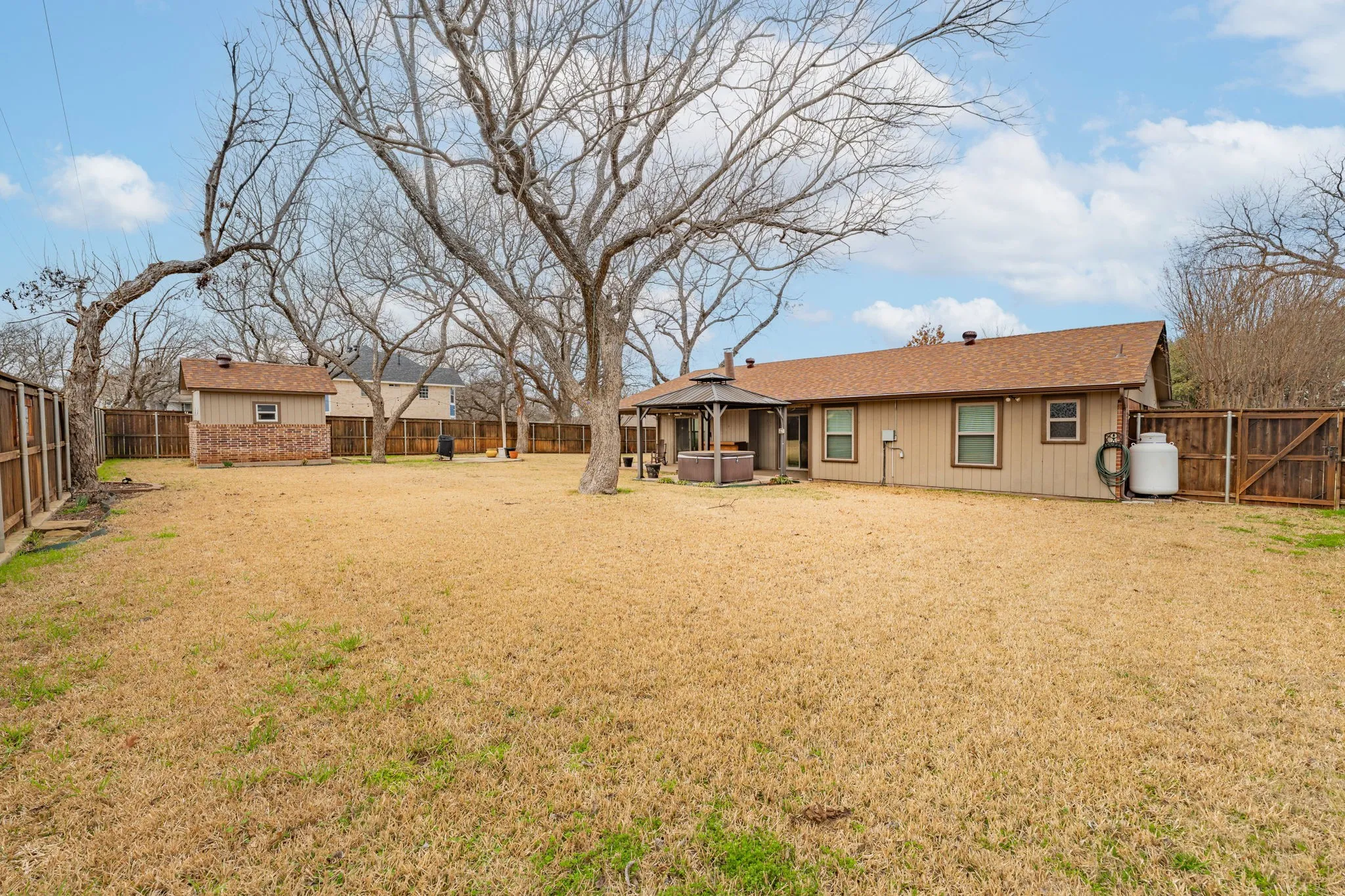 Single Family Residence For Sale in Hood County , 7115 Westover Drive, Granbury, Texas 76049, 3 Bedroom, 2 Bathroom, 2 Garage spaces, 1,984 Sqft, built in 1977, Preowned, mls#21184566, Real Estate Agent in Granbury, Homes For Sale in Hood county, Homes For Sale in Granbury, Realtor in Granbury Texas, Real Estate Brokerage Independent Realty Texas, Luminita Cordes Realtor