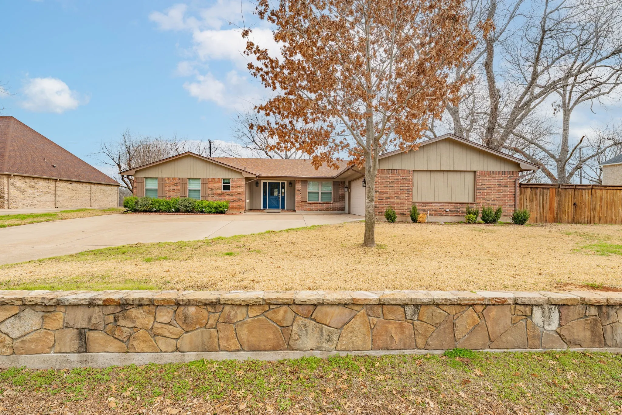 Single Family Residence For Sale in Hood County , 7115 Westover Drive, Granbury, Texas 76049, 3 Bedroom, 2 Bathroom, 2 Garage spaces, 1,984 Sqft, built in 1977, Preowned, mls#21184566, Real Estate Agent in Granbury, Homes For Sale in Hood county, Homes For Sale in Granbury, Realtor in Granbury Texas, Real Estate Brokerage Independent Realty Texas, Luminita Cordes Realtor