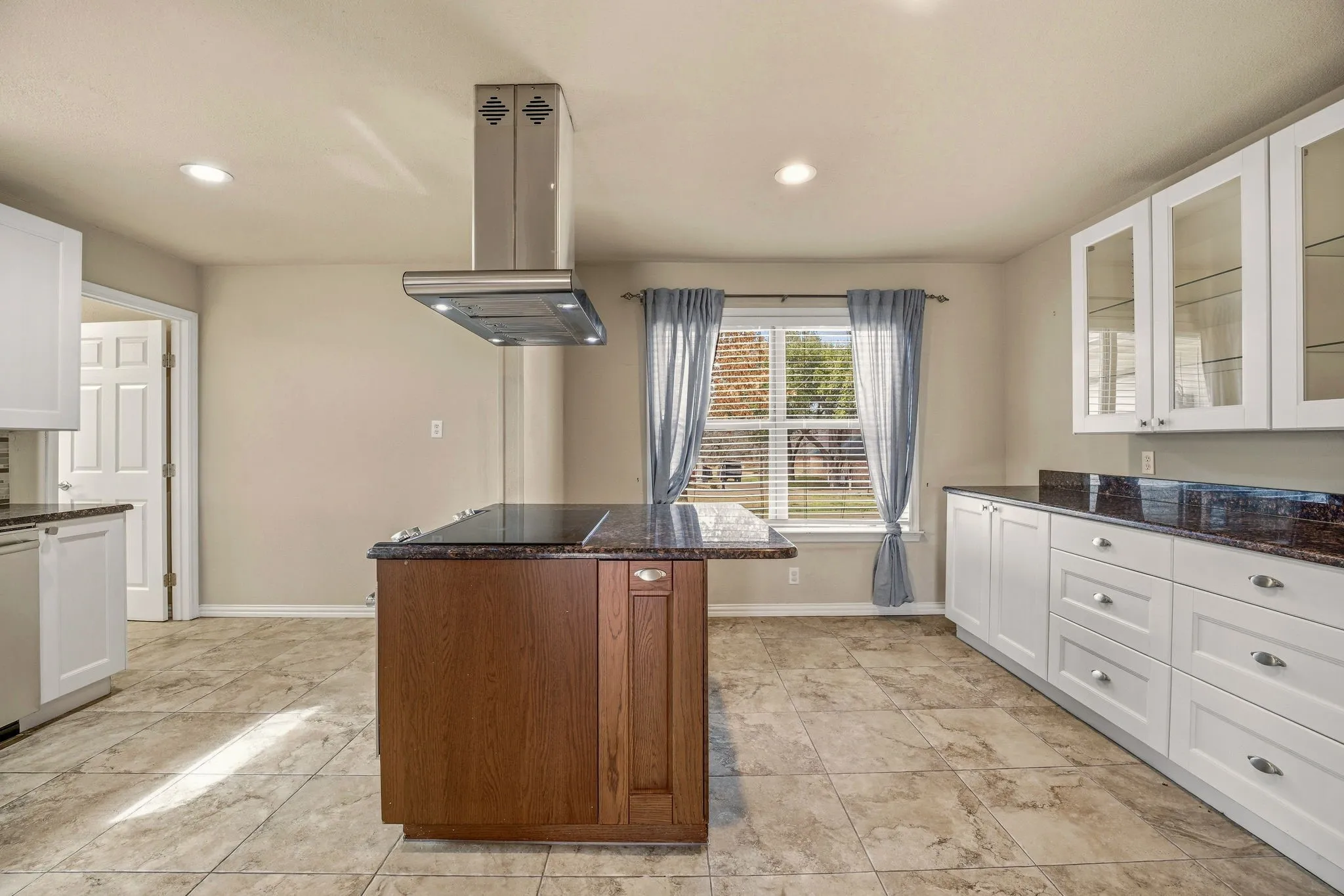 Single Family Residence For Sale in Hood County , 7115 Westover Drive, Granbury, Texas 76049, 3 Bedroom, 2 Bathroom, 2 Garage spaces, 1,984 Sqft, built in 1977, Preowned, mls#21184566, Real Estate Agent in Granbury, Homes For Sale in Hood county, Homes For Sale in Granbury, Realtor in Granbury Texas, Real Estate Brokerage Independent Realty Texas, Luminita Cordes Realtor