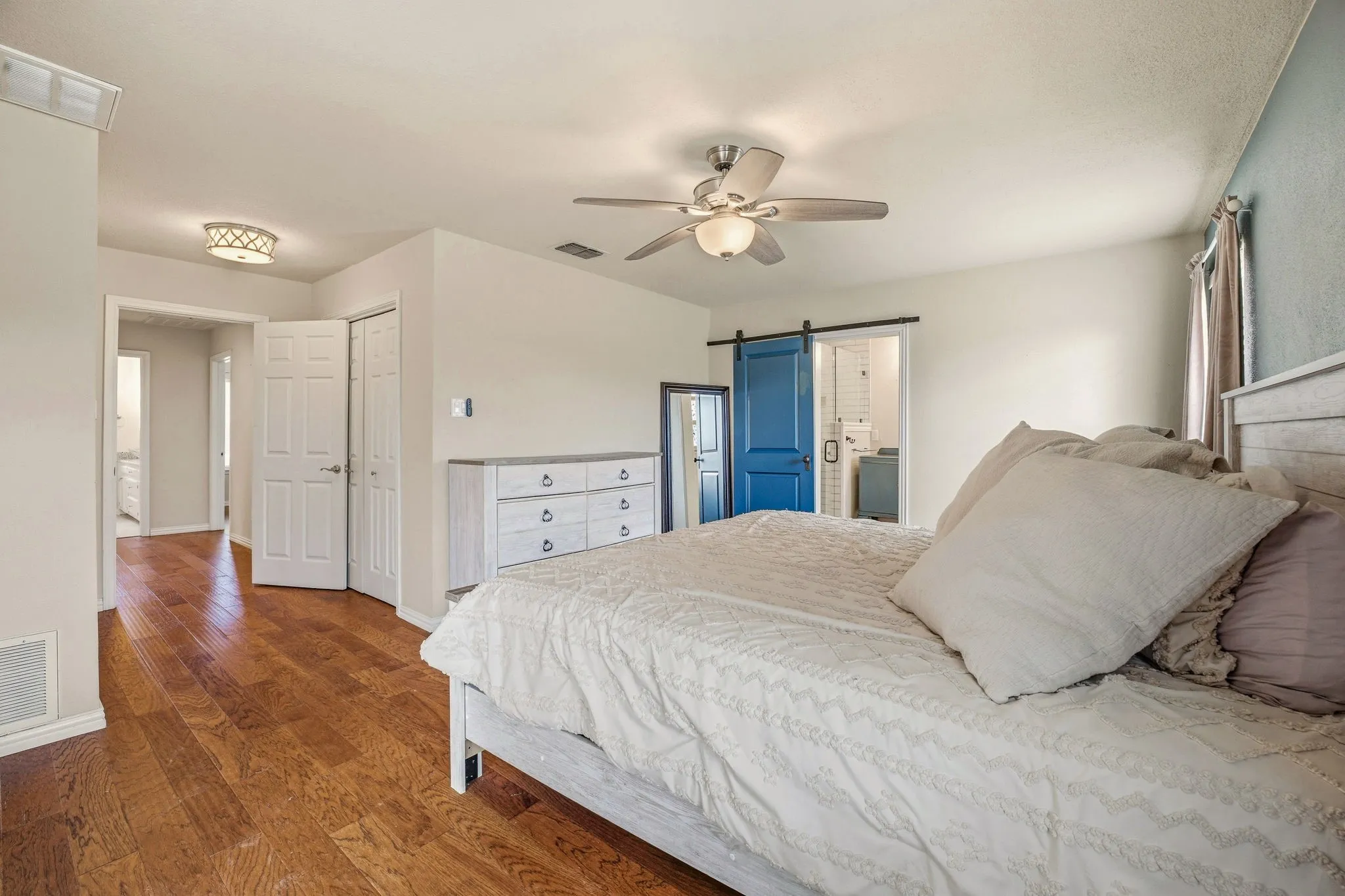 Single Family Residence For Sale in Hood County , 7115 Westover Drive, Granbury, Texas 76049, 3 Bedroom, 2 Bathroom, 2 Garage spaces, 1,984 Sqft, built in 1977, Preowned, mls#21184566, Real Estate Agent in Granbury, Homes For Sale in Hood county, Homes For Sale in Granbury, Realtor in Granbury Texas, Real Estate Brokerage Independent Realty Texas, Luminita Cordes Realtor