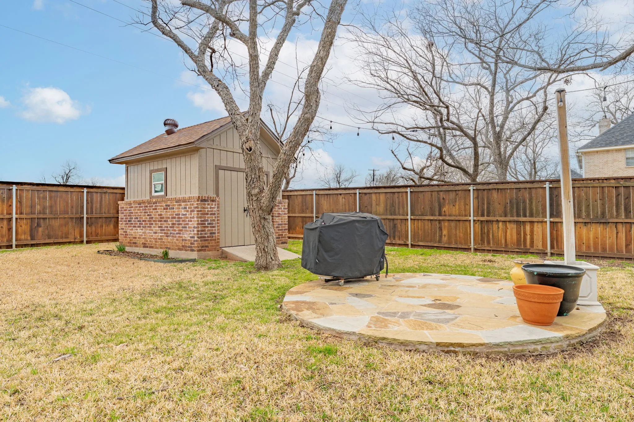 Single Family Residence For Sale in Hood County , 7115 Westover Drive, Granbury, Texas 76049, 3 Bedroom, 2 Bathroom, 2 Garage spaces, 1,984 Sqft, built in 1977, Preowned, mls#21184566, Real Estate Agent in Granbury, Homes For Sale in Hood county, Homes For Sale in Granbury, Realtor in Granbury Texas, Real Estate Brokerage Independent Realty Texas, Luminita Cordes Realtor