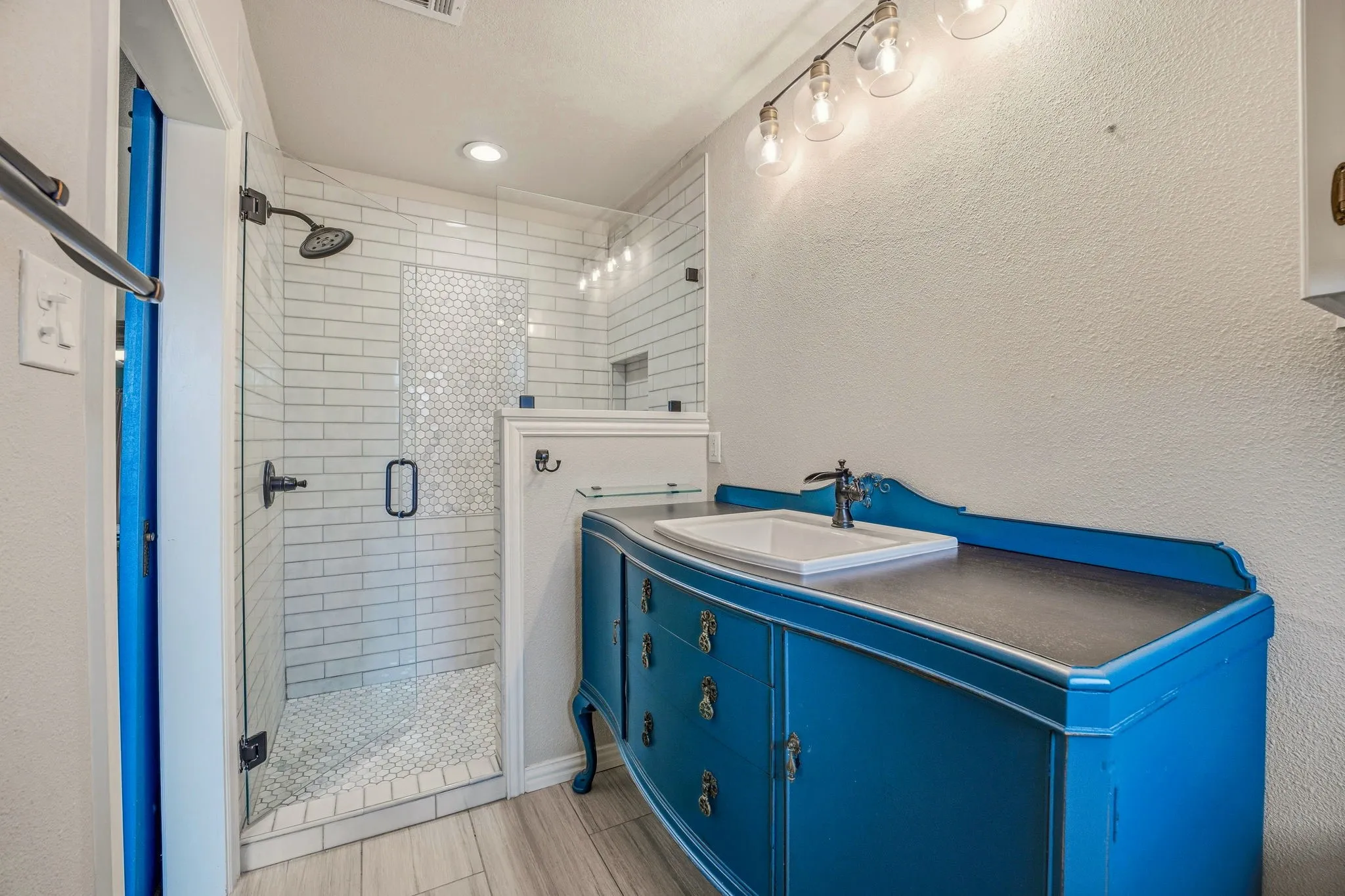 Single Family Residence For Sale in Hood County , 7115 Westover Drive, Granbury, Texas 76049, 3 Bedroom, 2 Bathroom, 2 Garage spaces, 1,984 Sqft, built in 1977, Preowned, mls#21184566, Real Estate Agent in Granbury, Homes For Sale in Hood county, Homes For Sale in Granbury, Realtor in Granbury Texas, Real Estate Brokerage Independent Realty Texas, Luminita Cordes Realtor